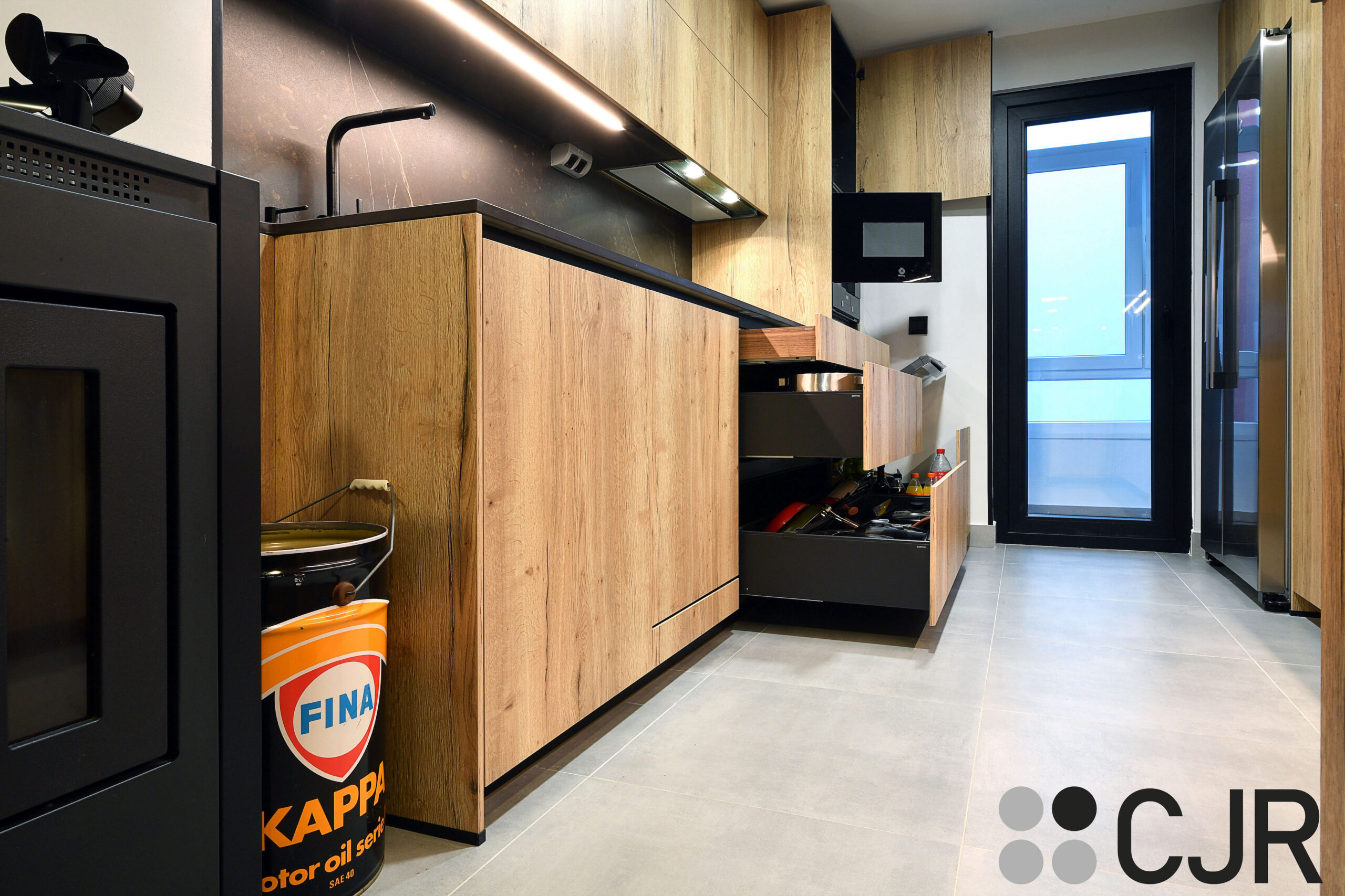 gavetas amplias de cocina en madera con el interior en color negro cjr