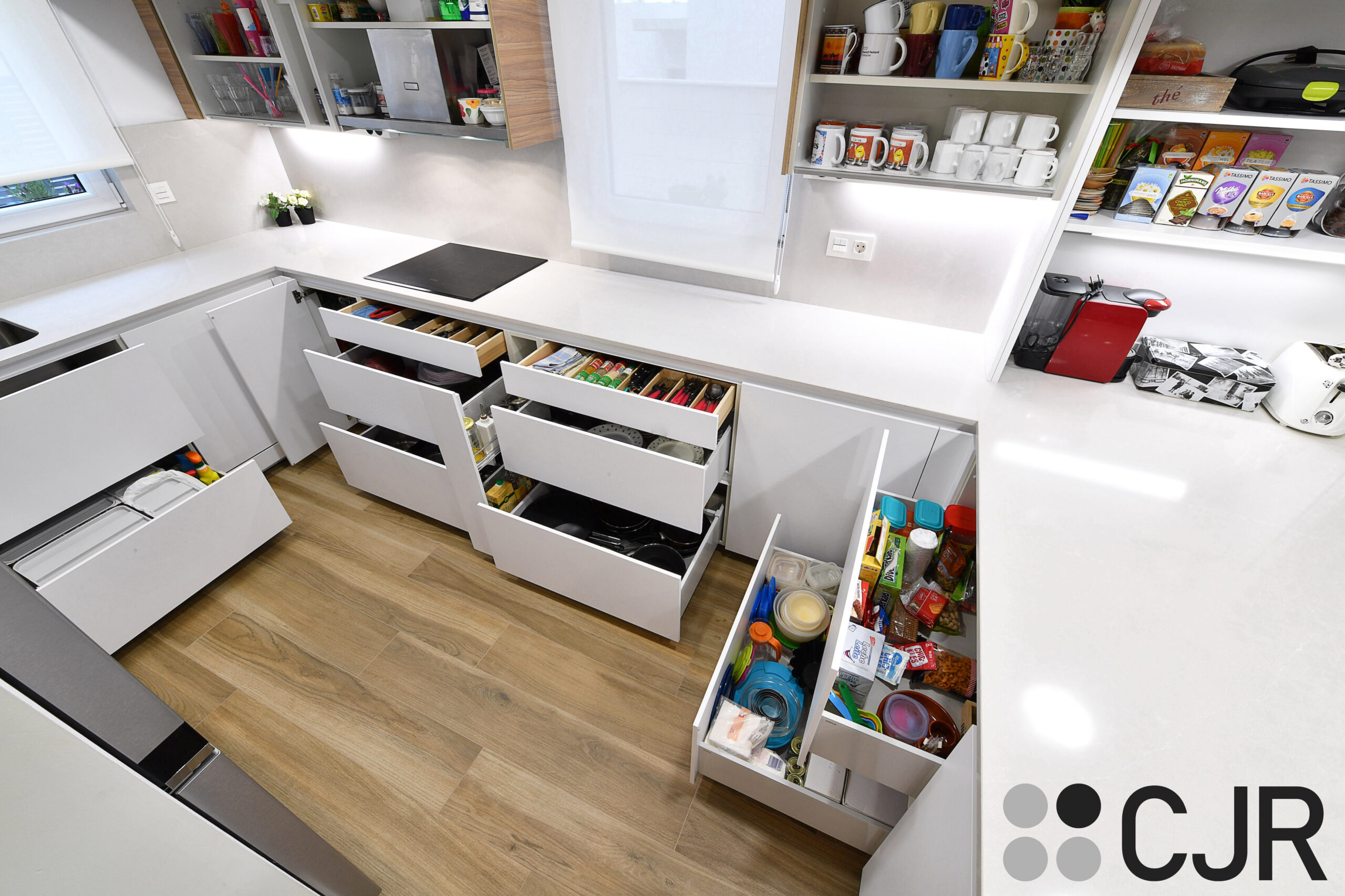 gavetas en blanco y madera para cocina en u cjr