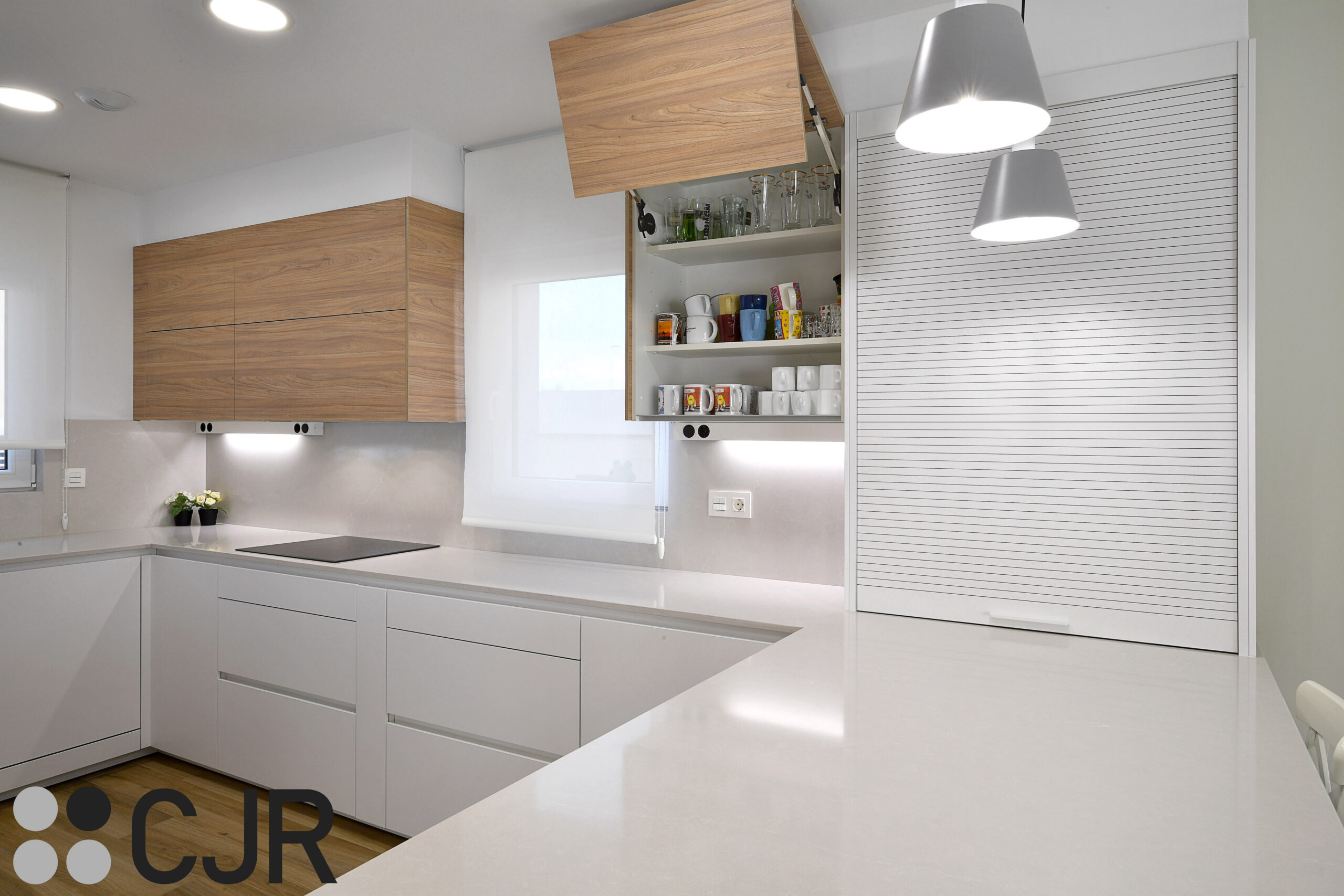 mueble alto de cocina en madera con perfil de iluminacion cjr