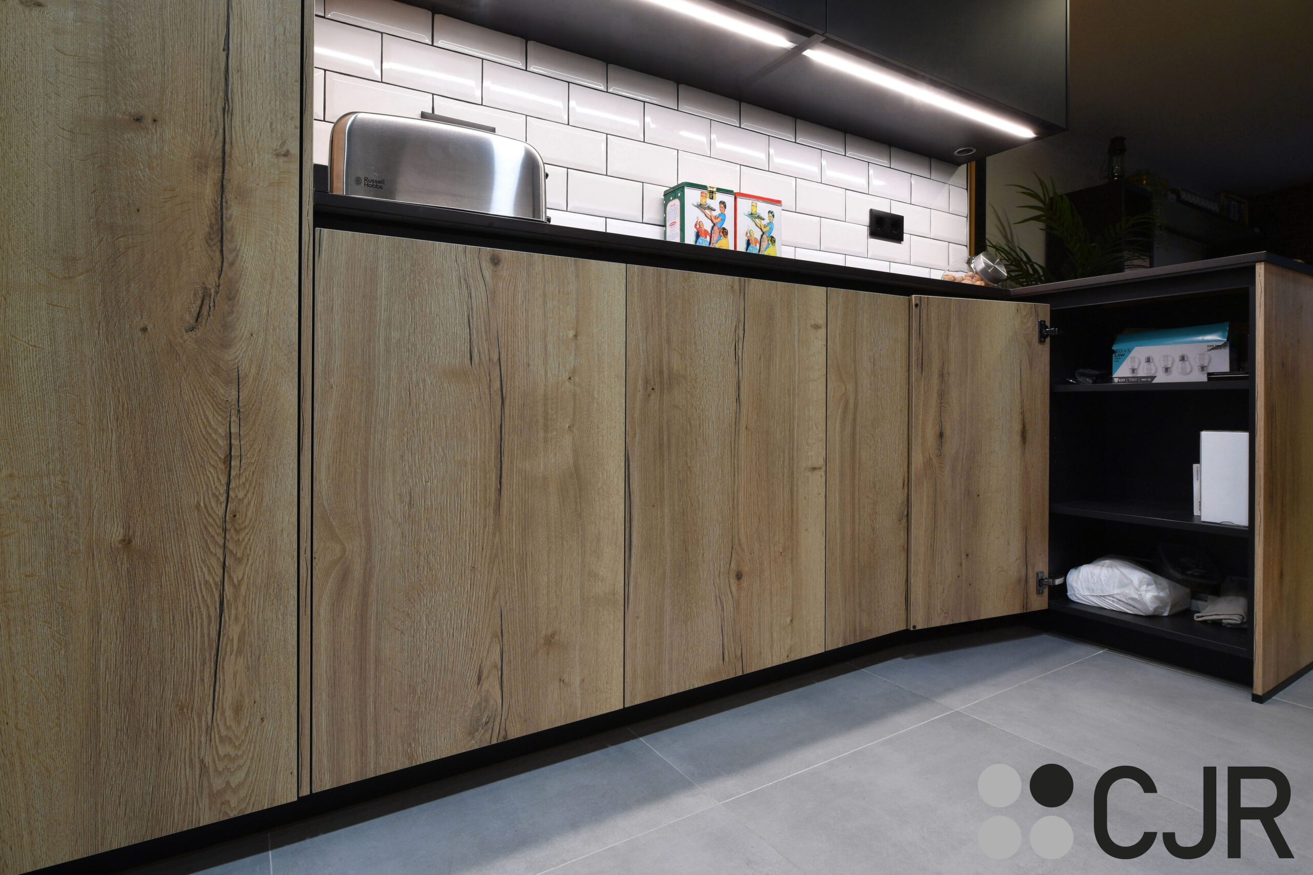 mueble de barra de cocina en madera con el interior en negro cjr