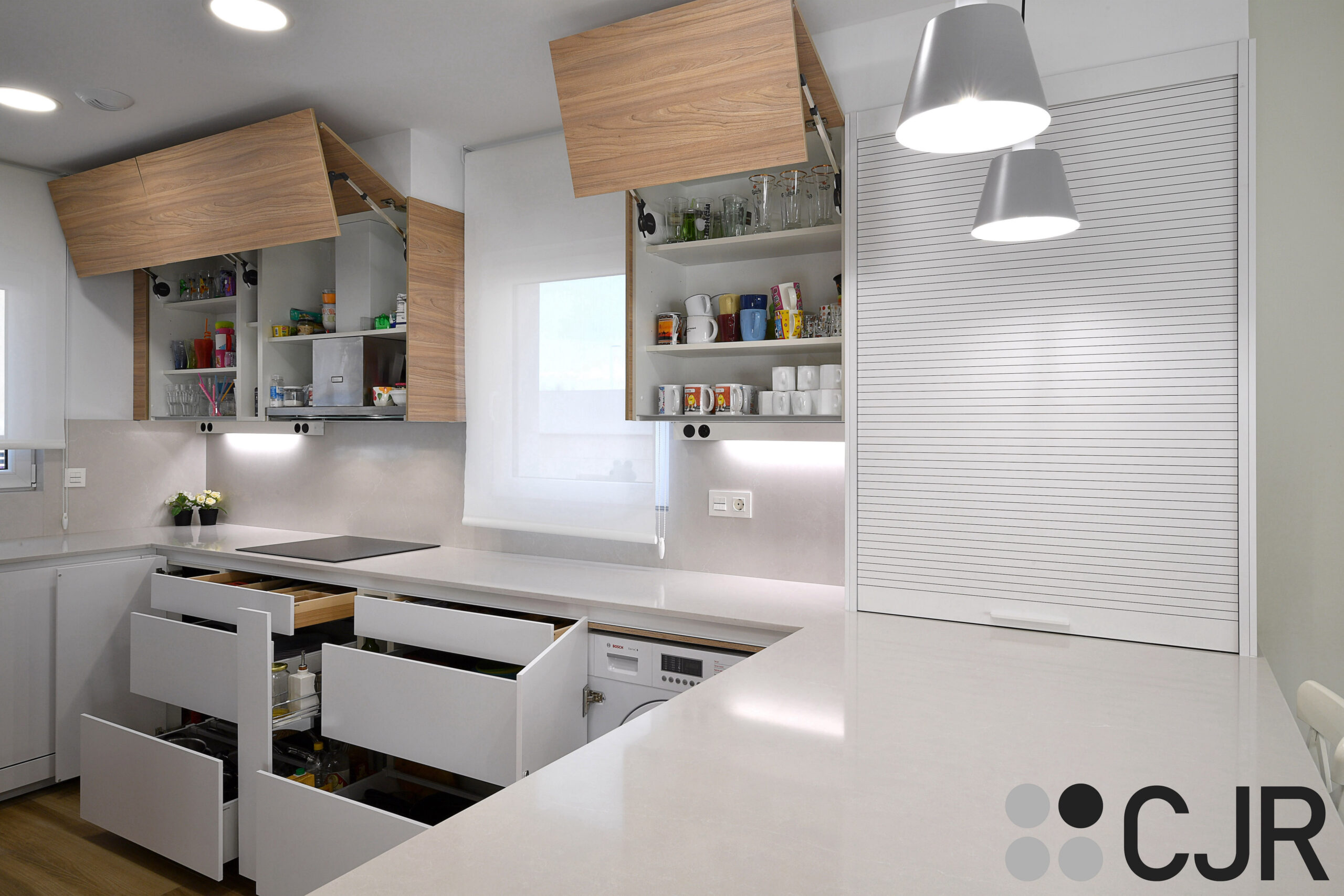 mueble persiana blanco en cocina abierta al salon cjr