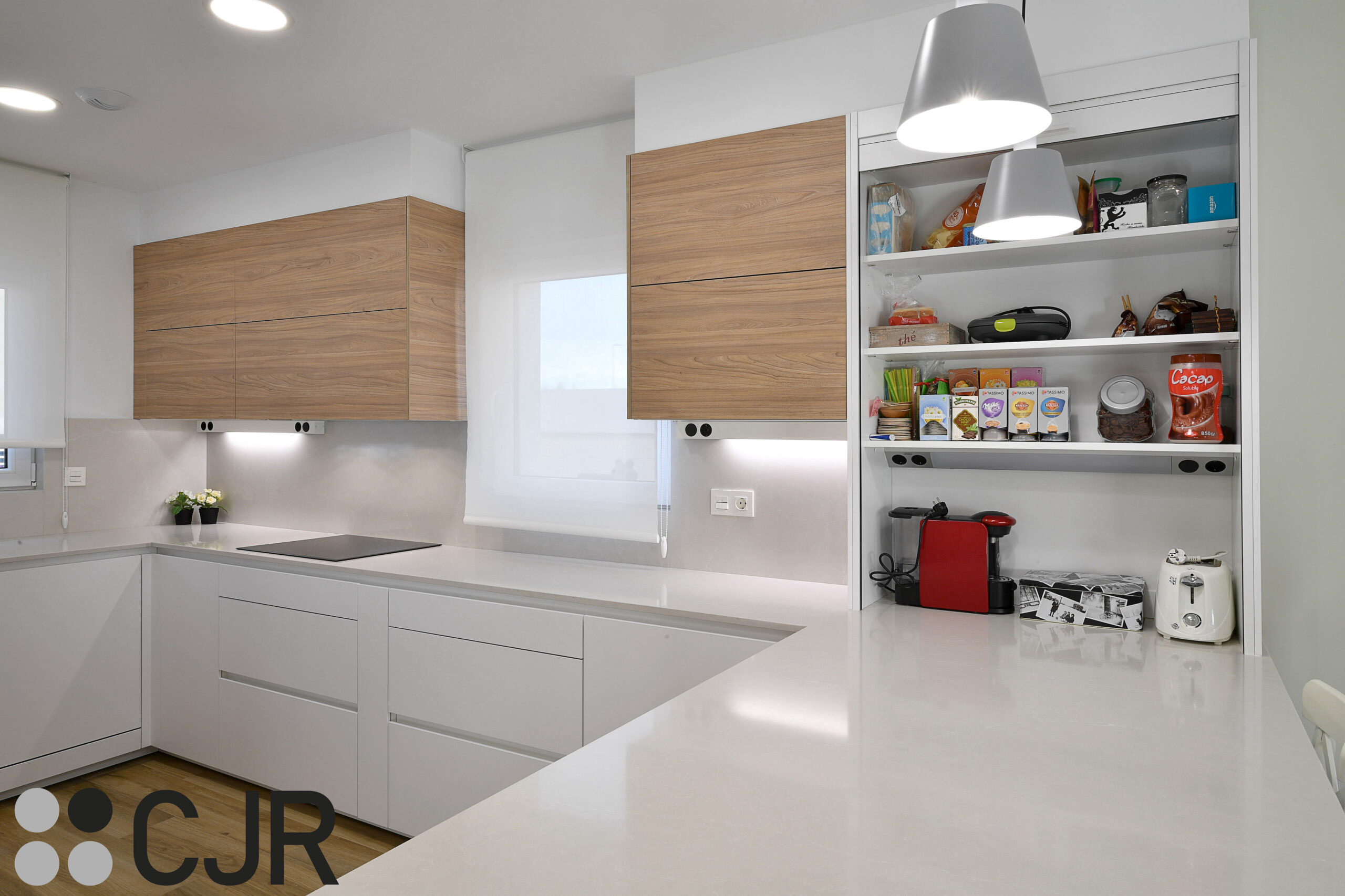 mueble persiana de cocina en blanco sobre peninsula cjr