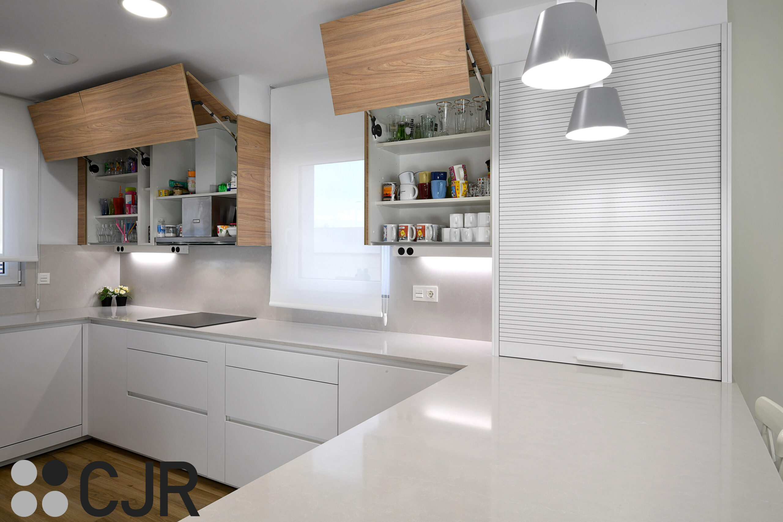 mueble persiana en península de cocina blanca y madera cjr