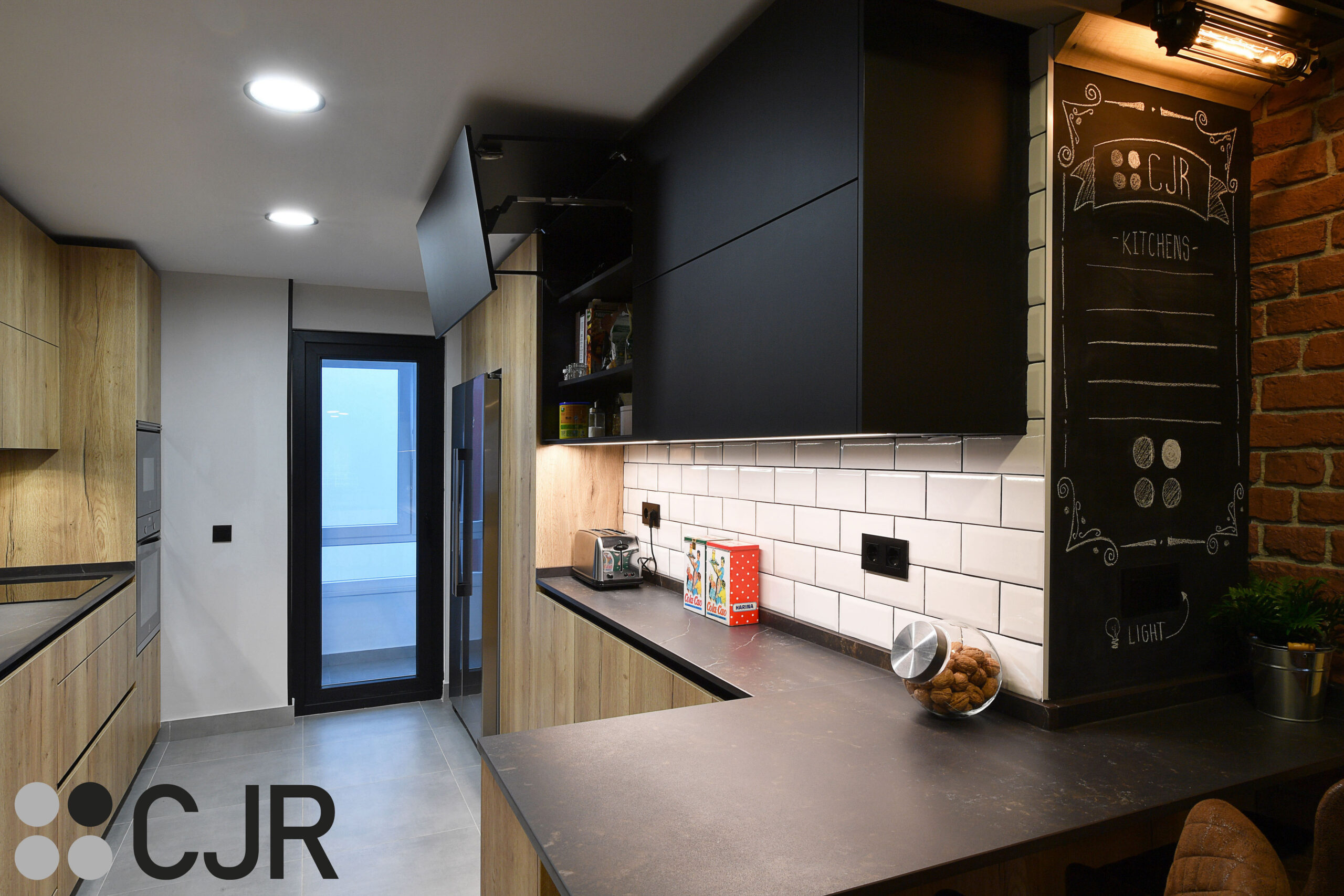 muebles altos de cocina con puerta abatible en negro y madera cjr