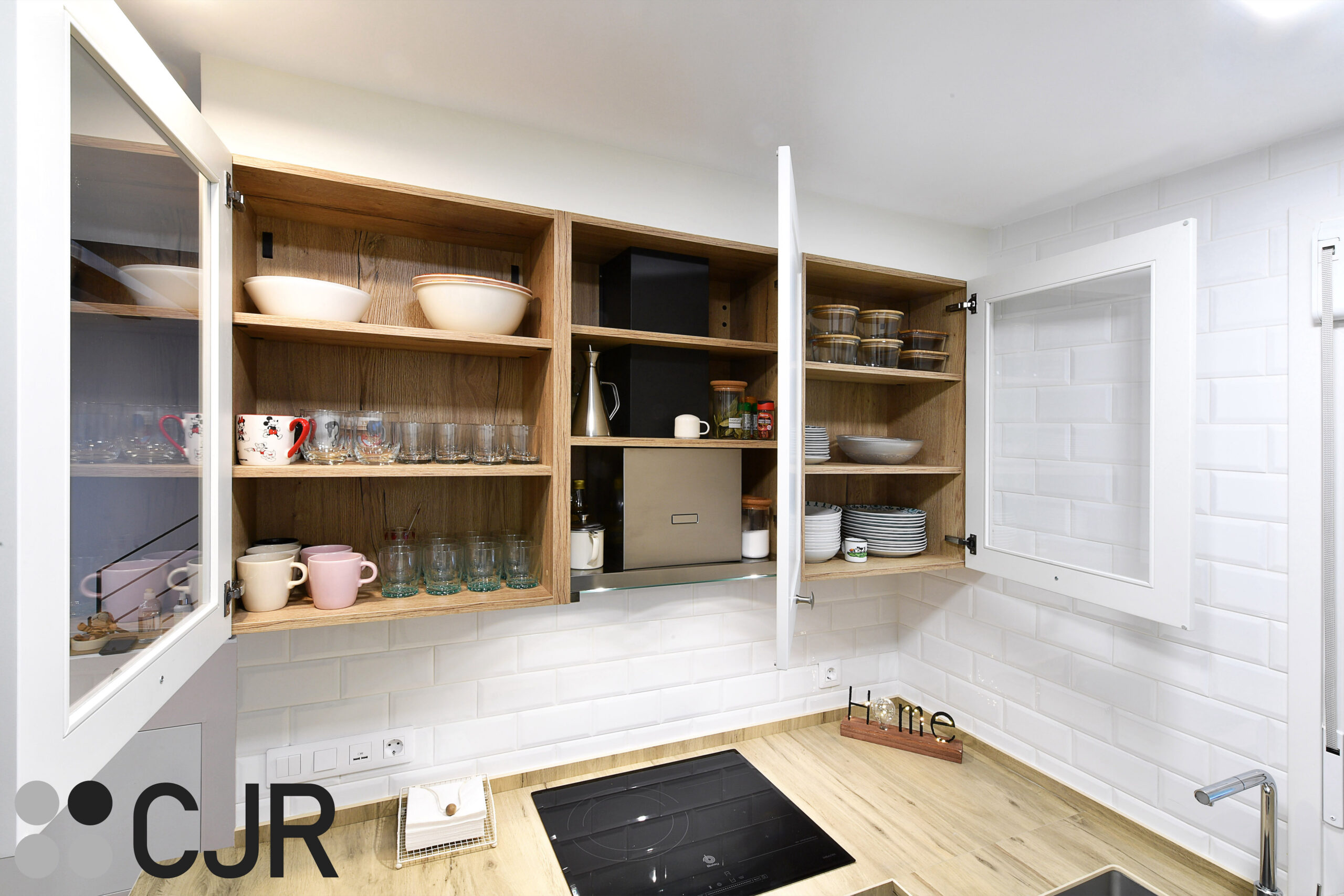 muebles altos de cocina en blanco con el interior en madera cjr