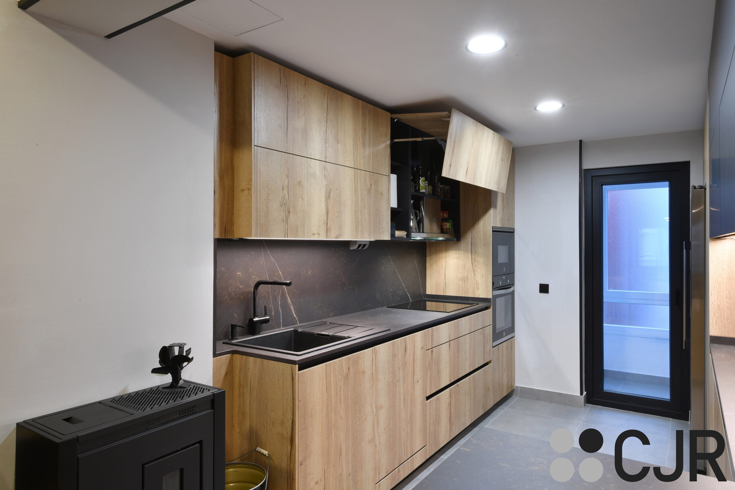 muebles altos de cocina en madera con el interior en negro cjr