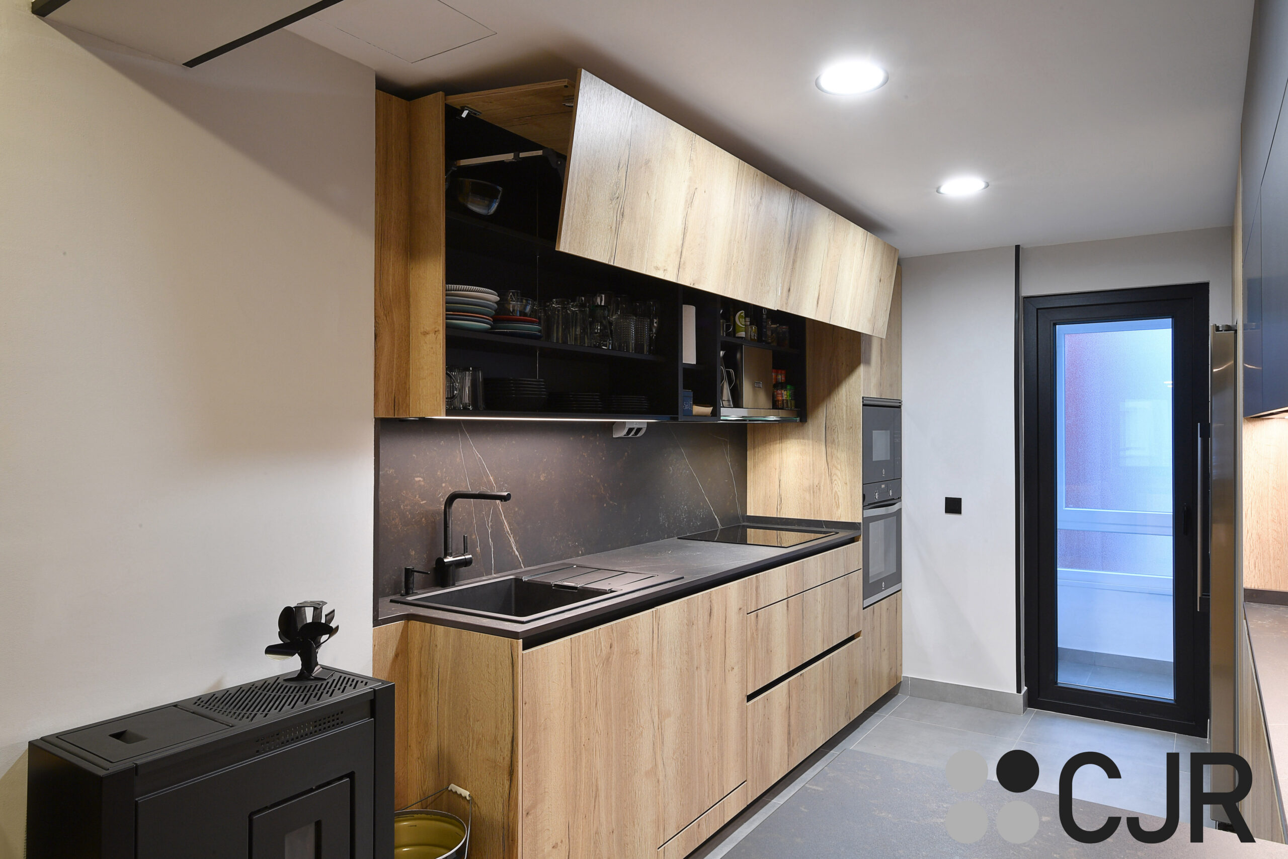 muebles altos de cocina en madera y negro con puerta abatible cjr