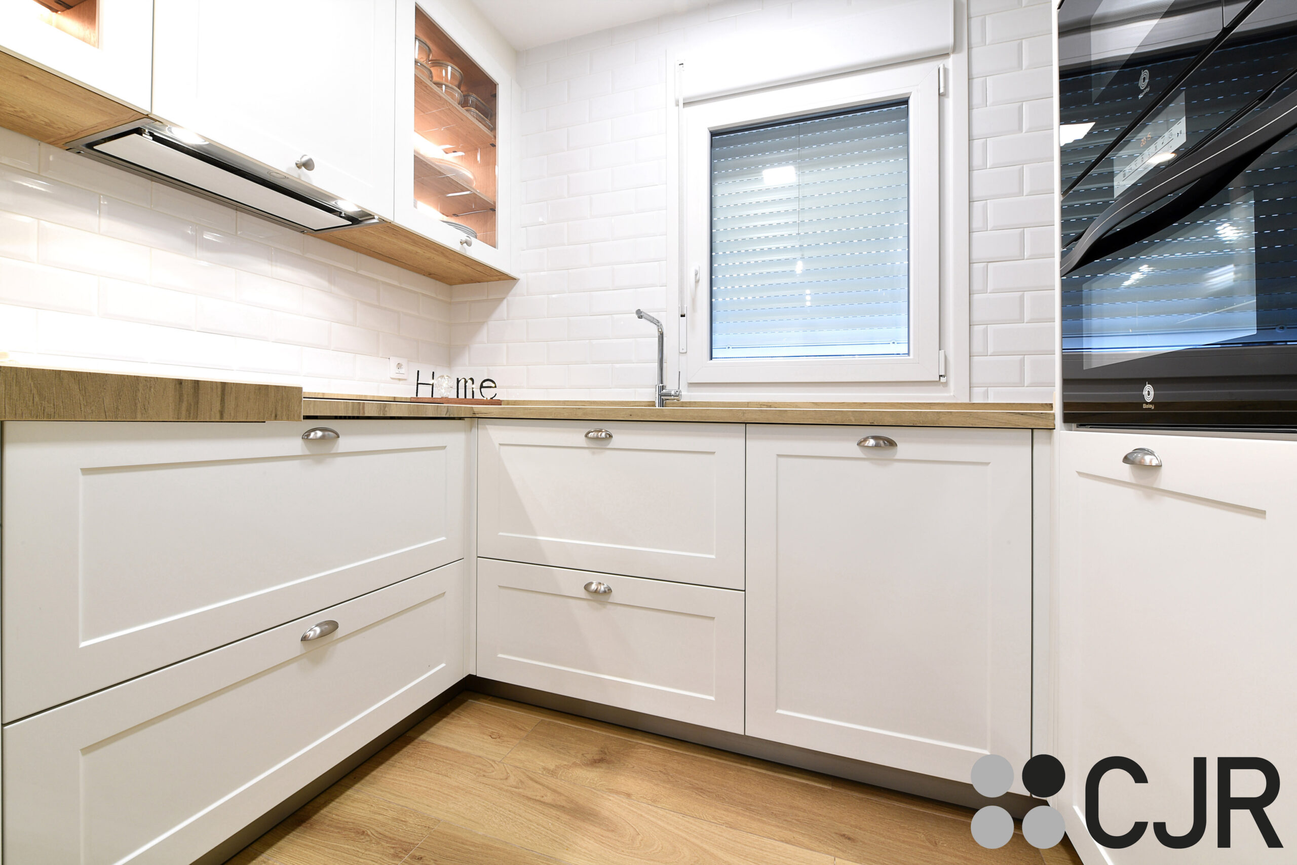 muebles bajos de cocina en blanco con encimera en madera cjr