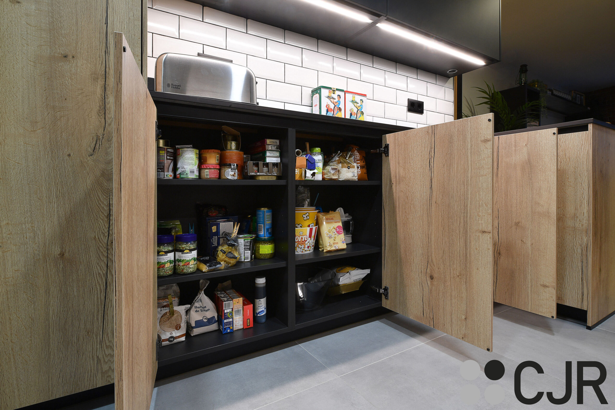 muebles bajos de cocina en madera con el interior con baldas en color negro cjr