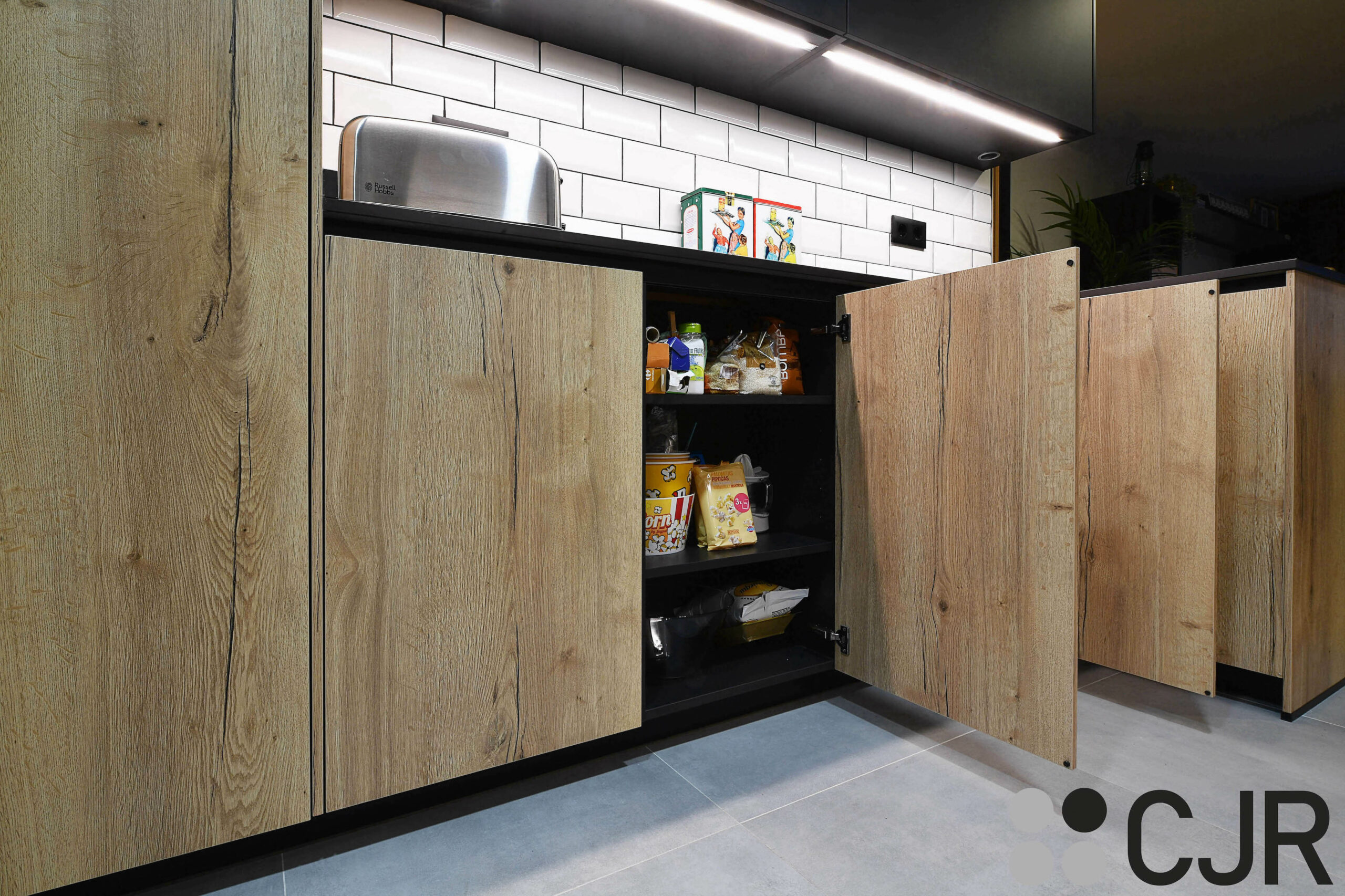 muebles bajos de cocina en madera con todo el interior en negro cjr