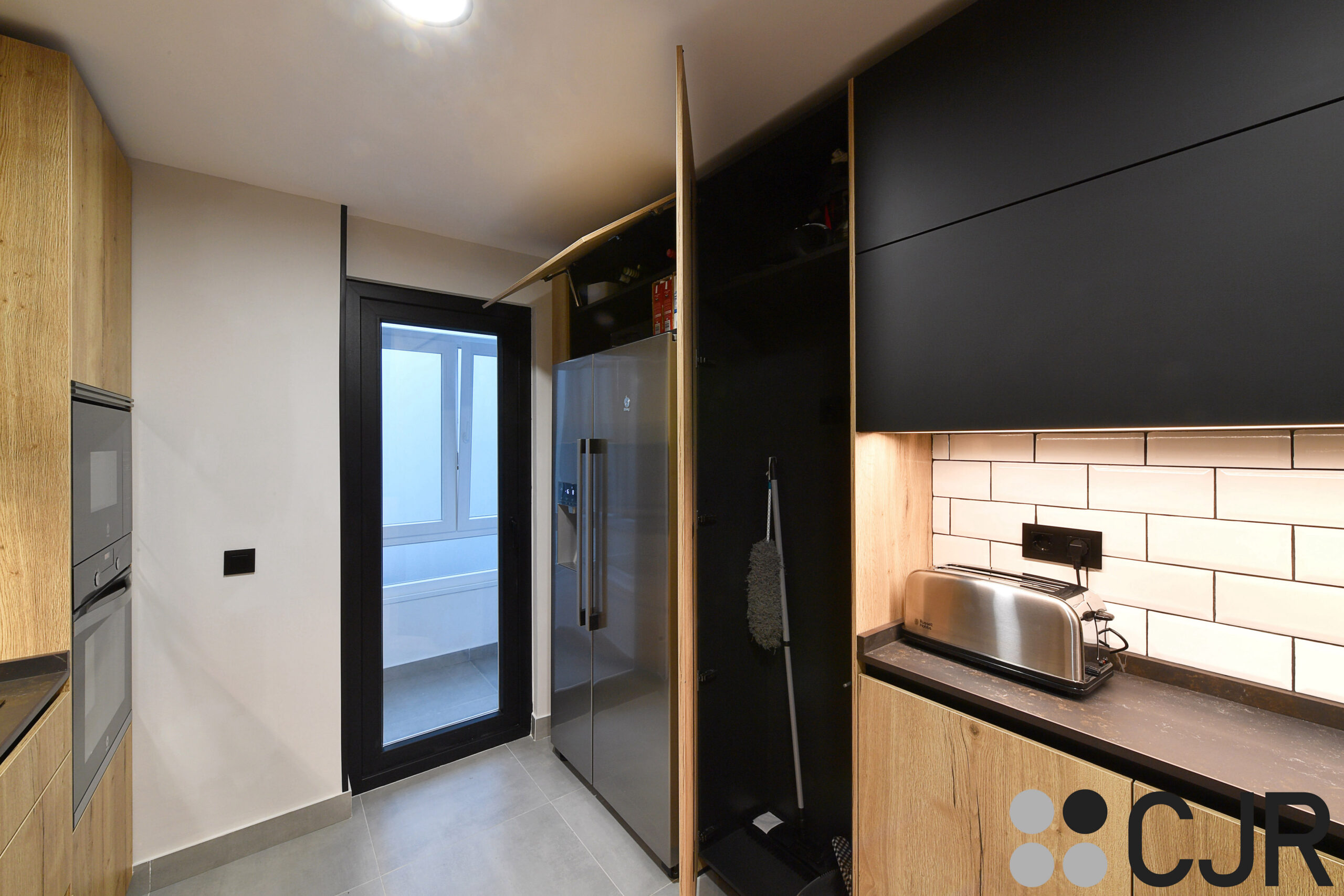 torres de cocina en madera con el interior en color negro cjr