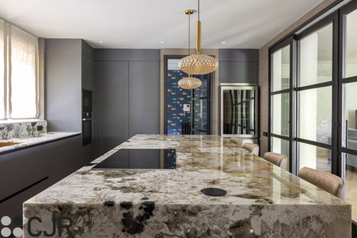 cocina gris y madera con isla moderna semiabierta cjr