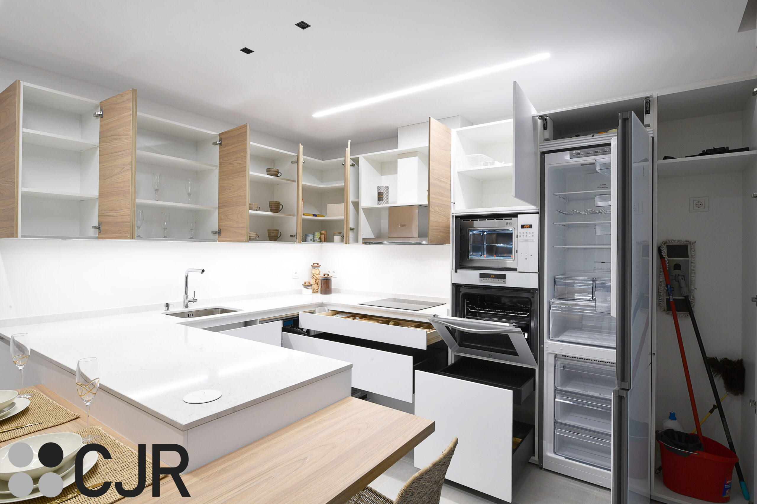cocina moderna con maxma capacidad de almacenamiento cjr