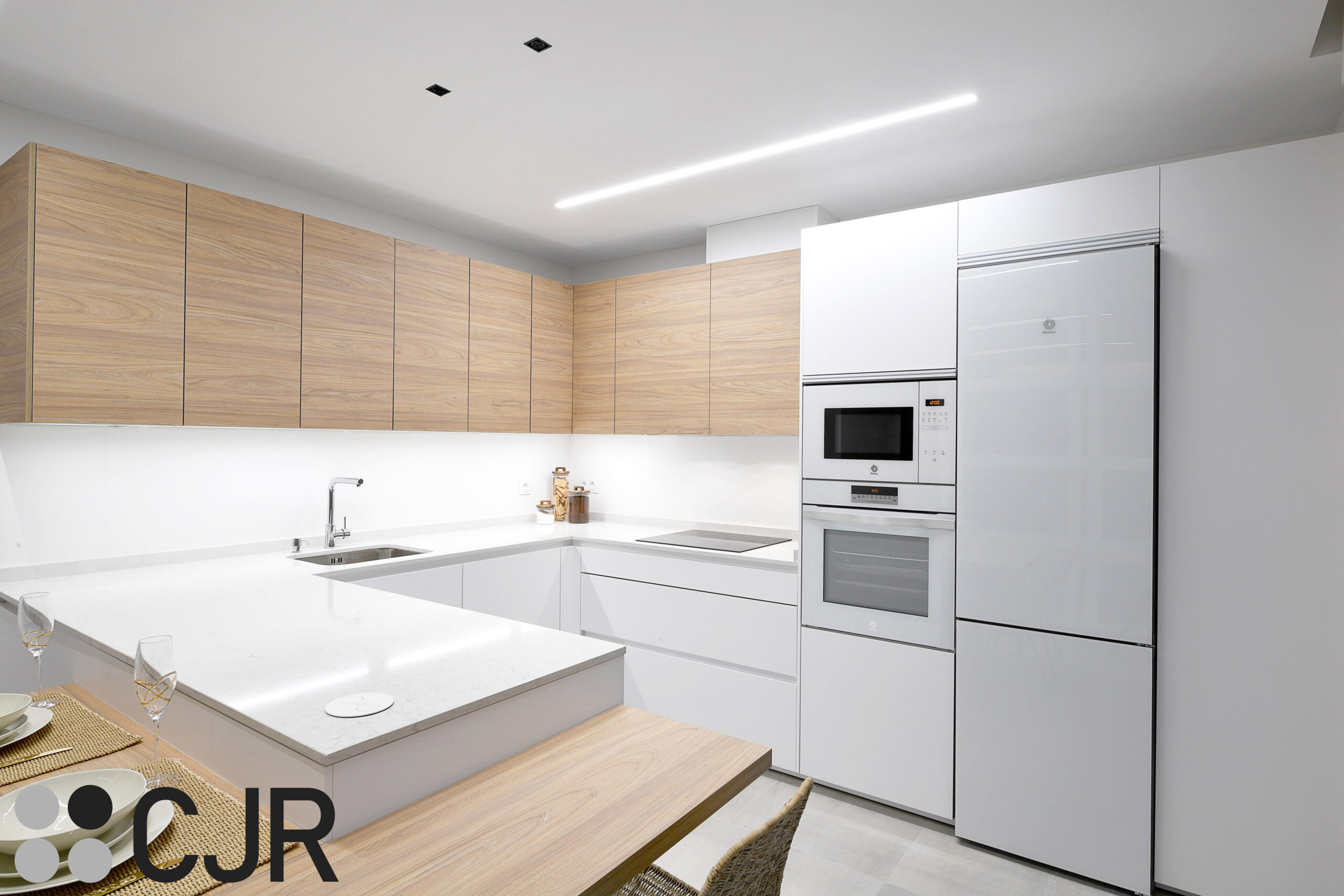 cocina moderna con peninsula en madera y blanco mate cjr