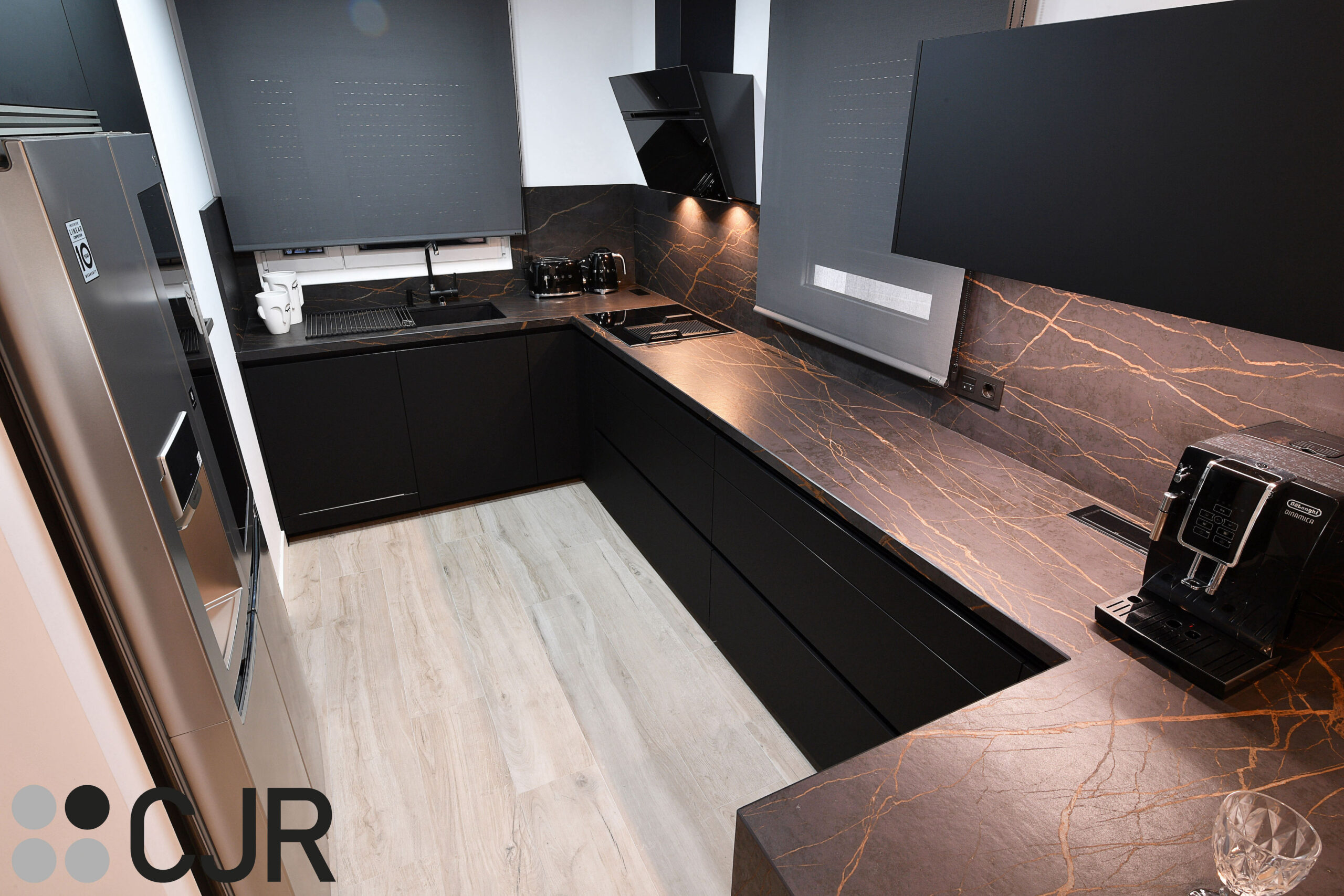 cocina pequeña abierta al salon negra mate con encimera dekton laurent cjr