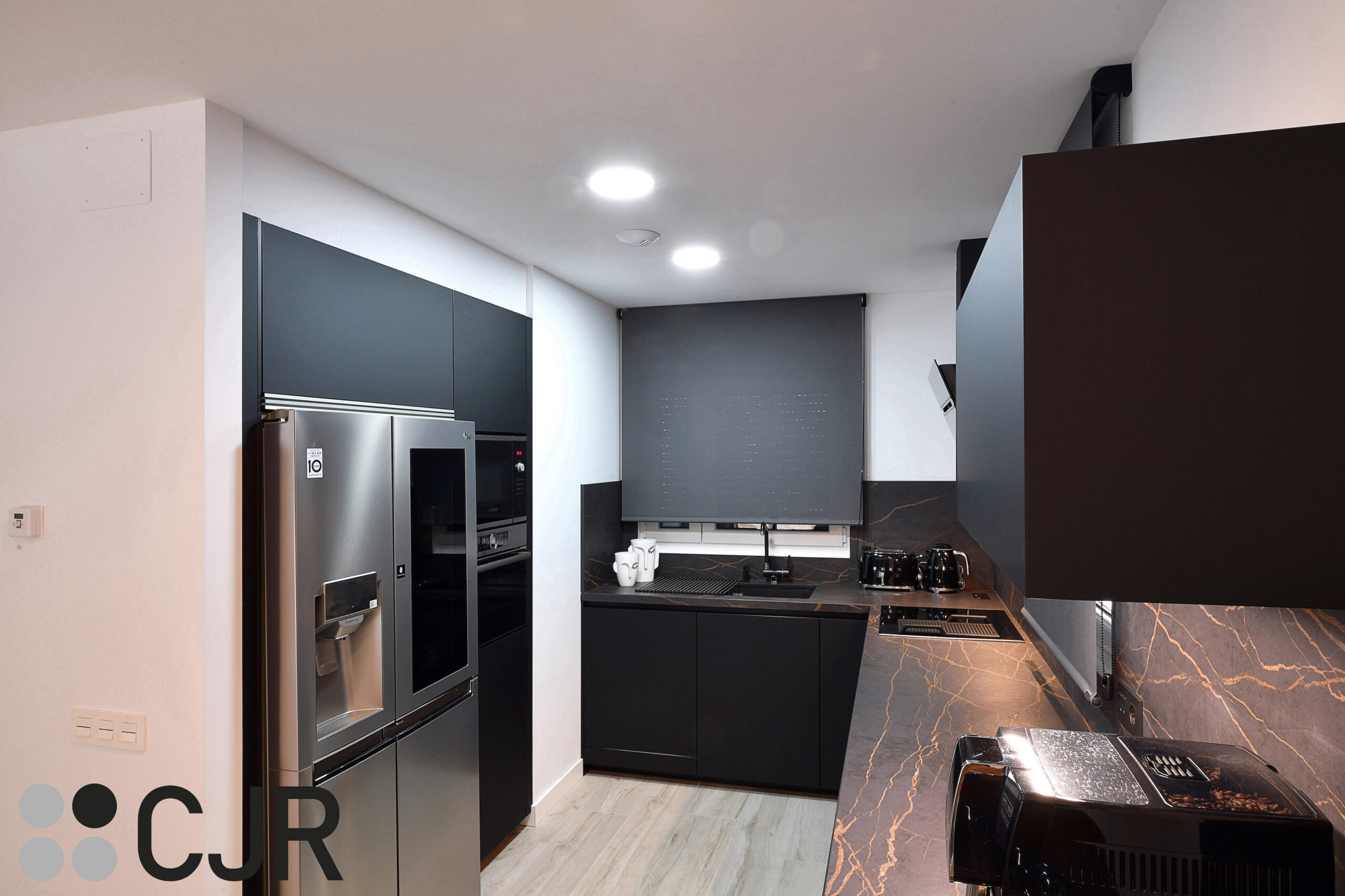 cocina pequeña en negro con encimera dekton laurent cjr