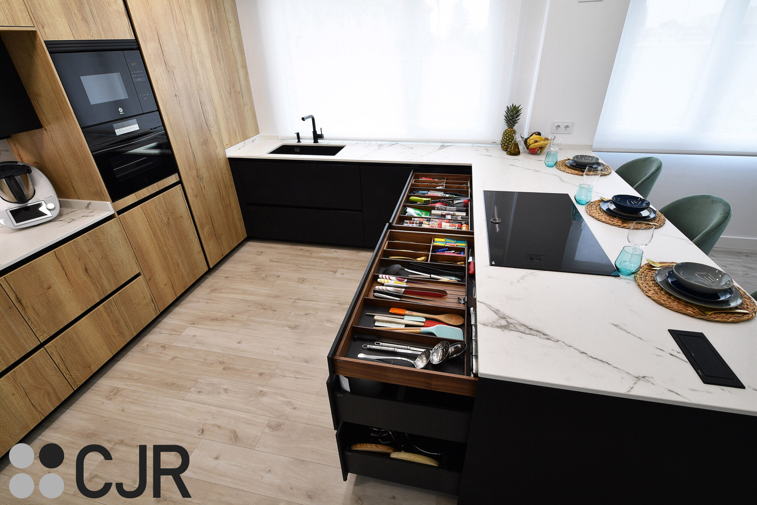 cubertero de cocina en madera con muebles en negro cjr