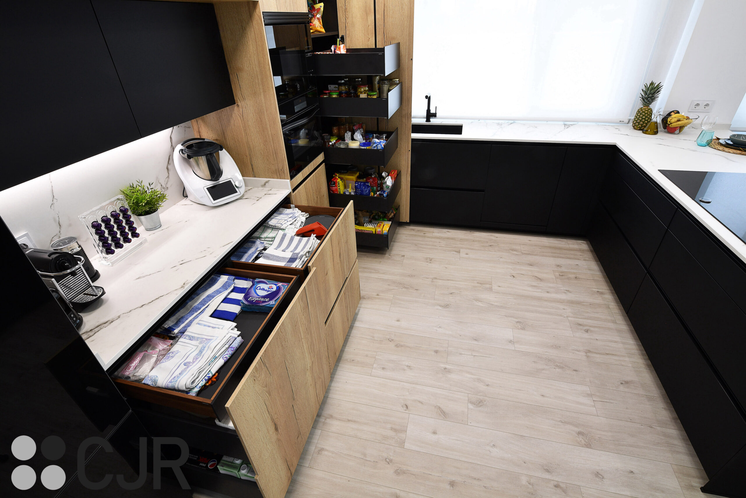 desayunador de cocina en madera y negro con encimera dekton kairos cjr