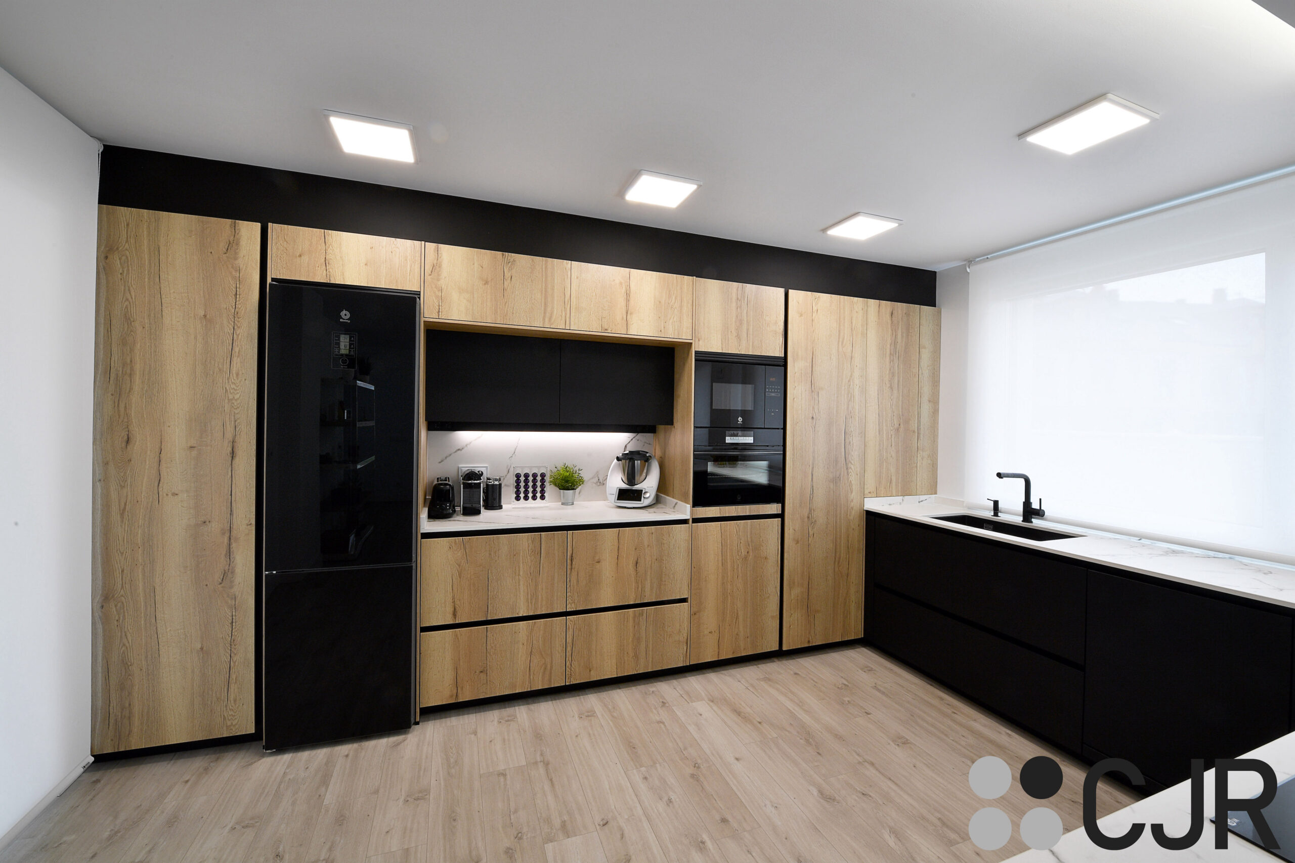 desayunador de cocina en madera y negro con encimera dekton kairos cjr