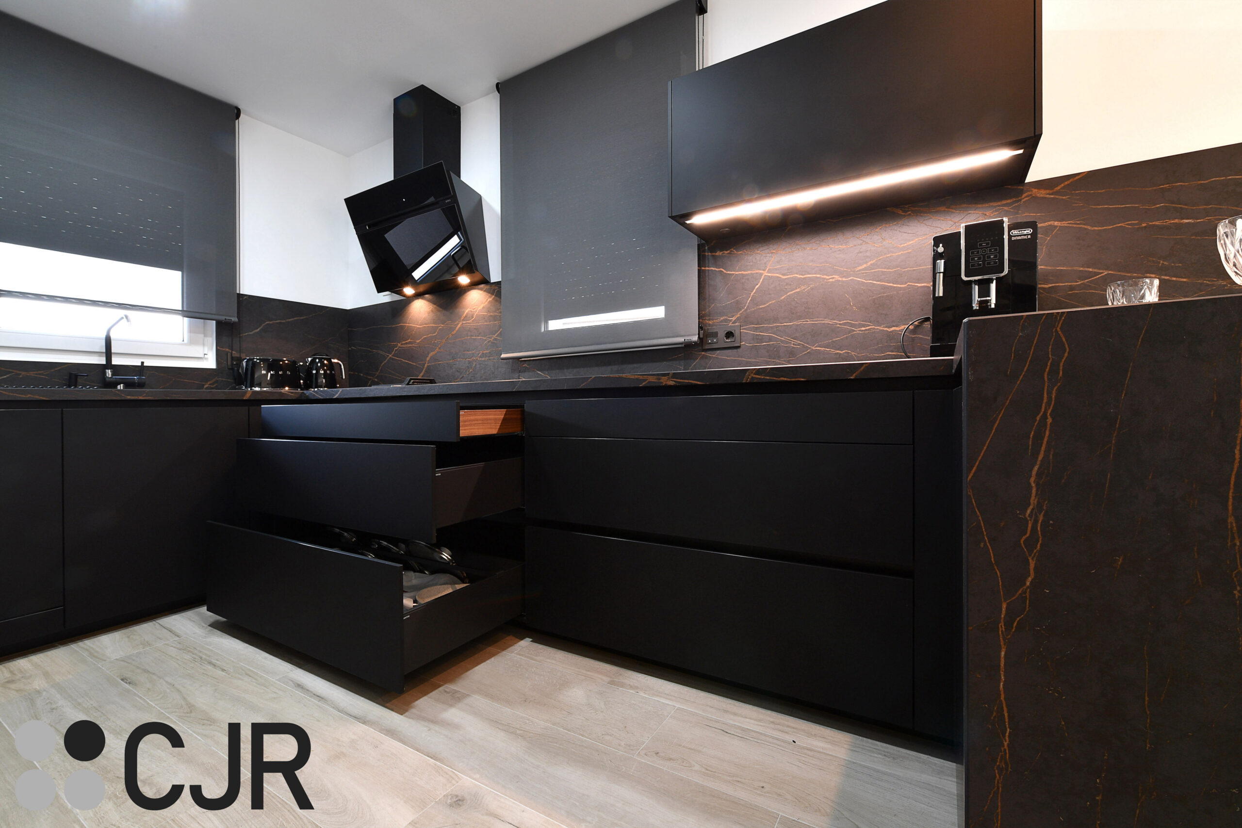 gavetas de cocina en negro mate con el interior en madera cjr