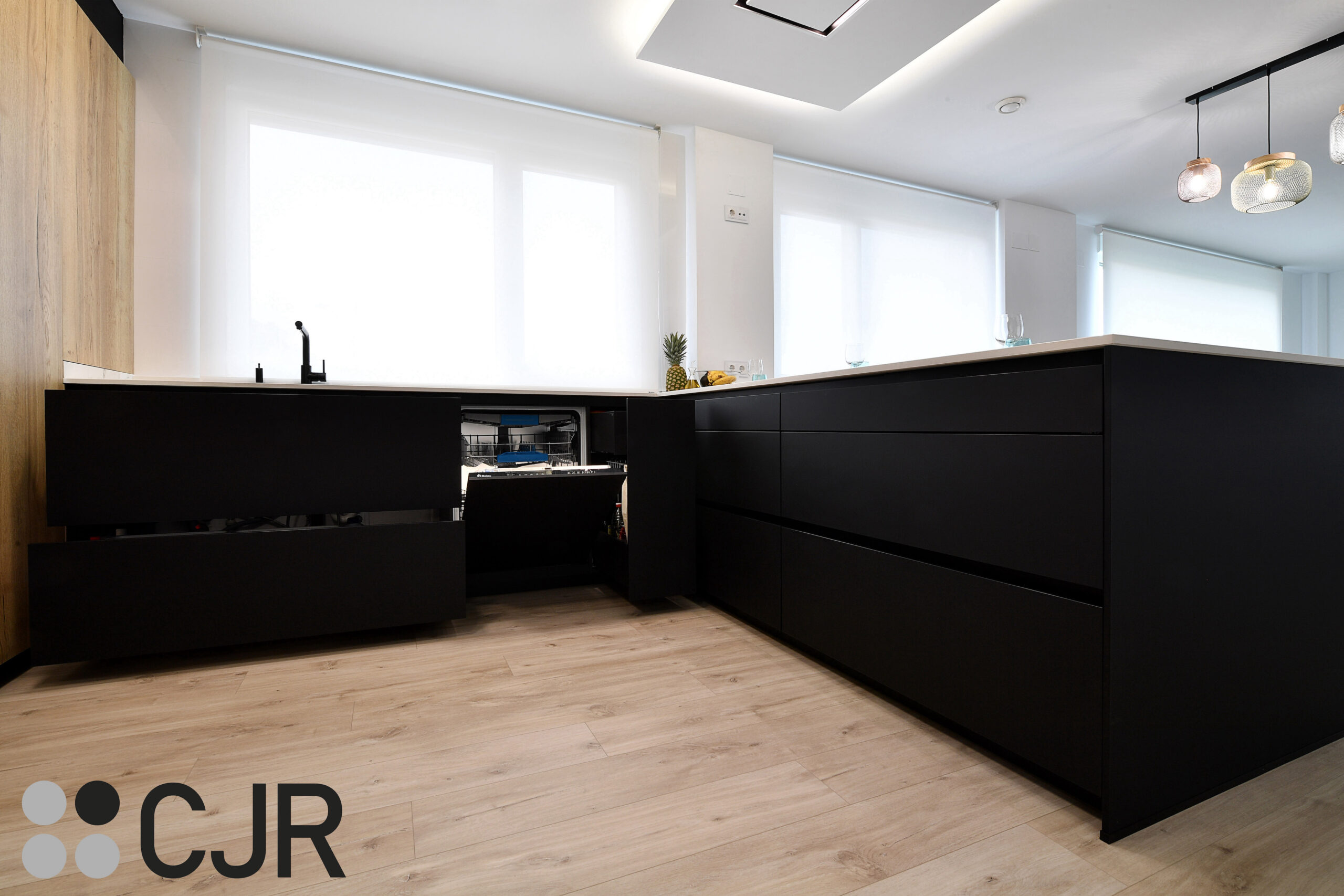 lavavajillas integrado en mueble negro cjr