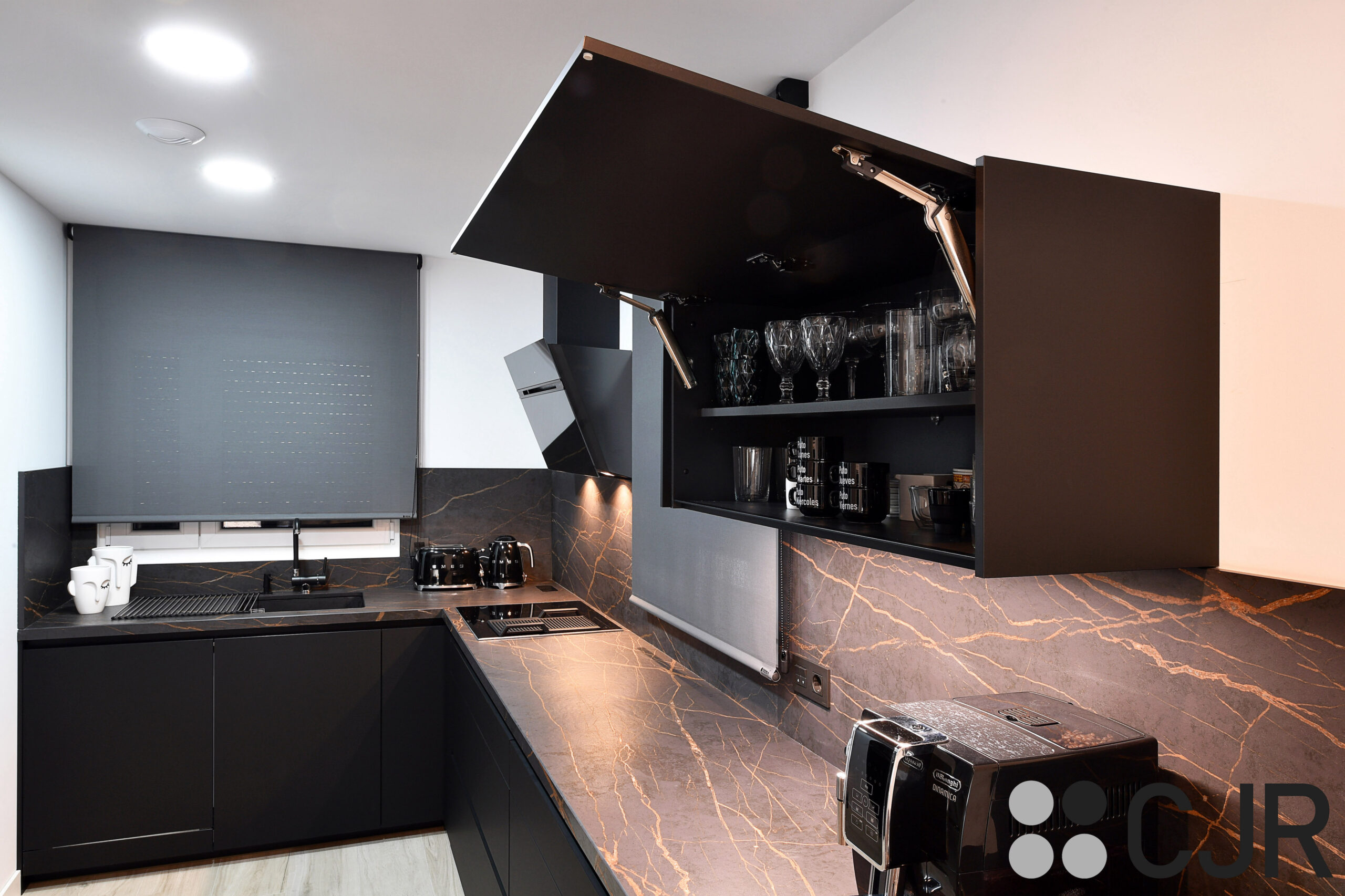 mueble alto de cocina en negro abatible cjr