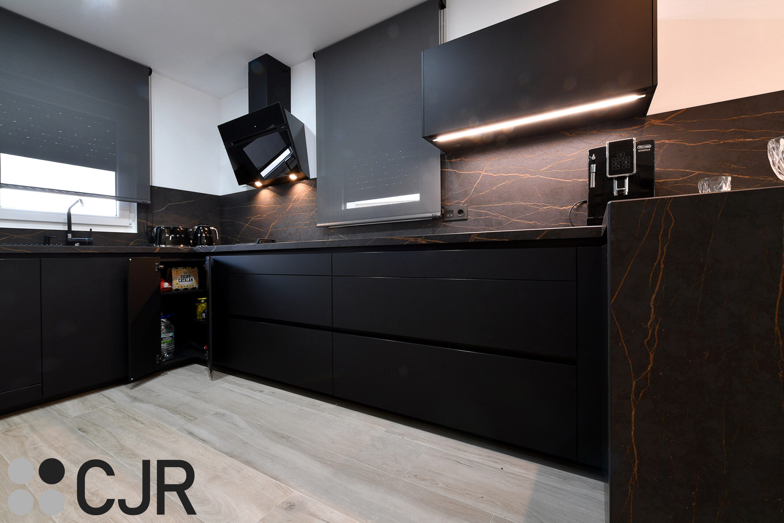 mueble esquinero de cocina en negro cjr