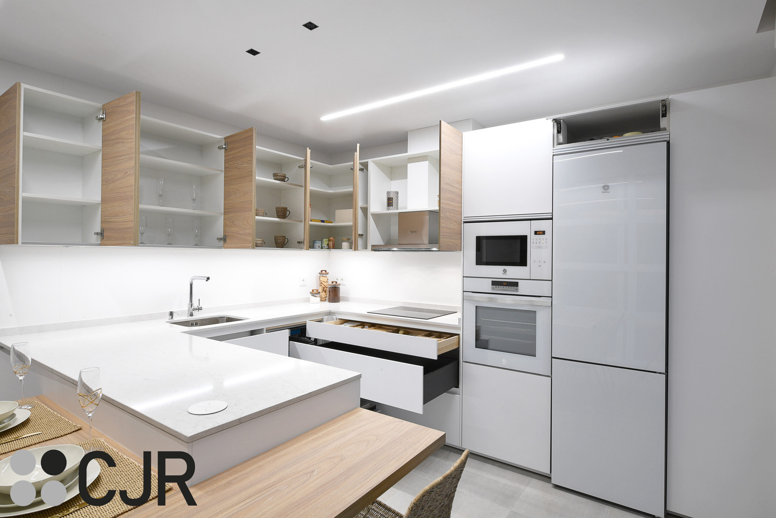 muebles altos de cocina en madera y blanco cjr