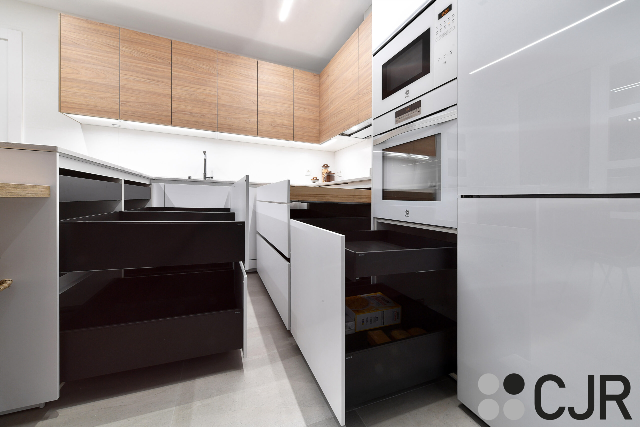 muebles bajos de cocina en blanco con el interior en color negro cjr