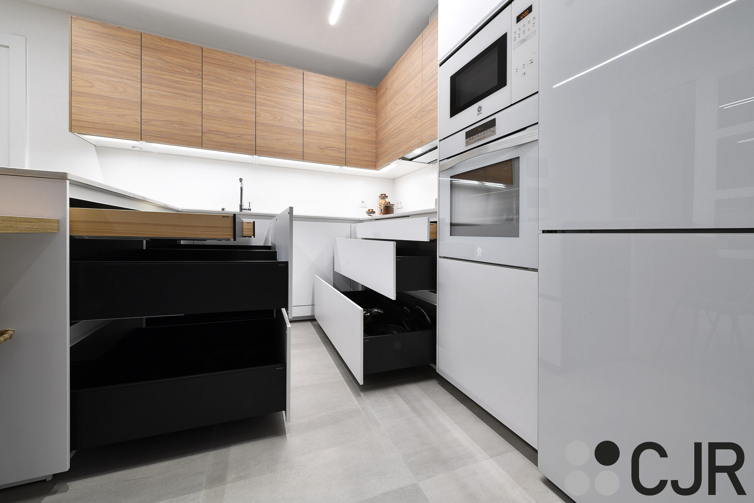 muebles bajos de cocina en blanco con el interior en negro cjr