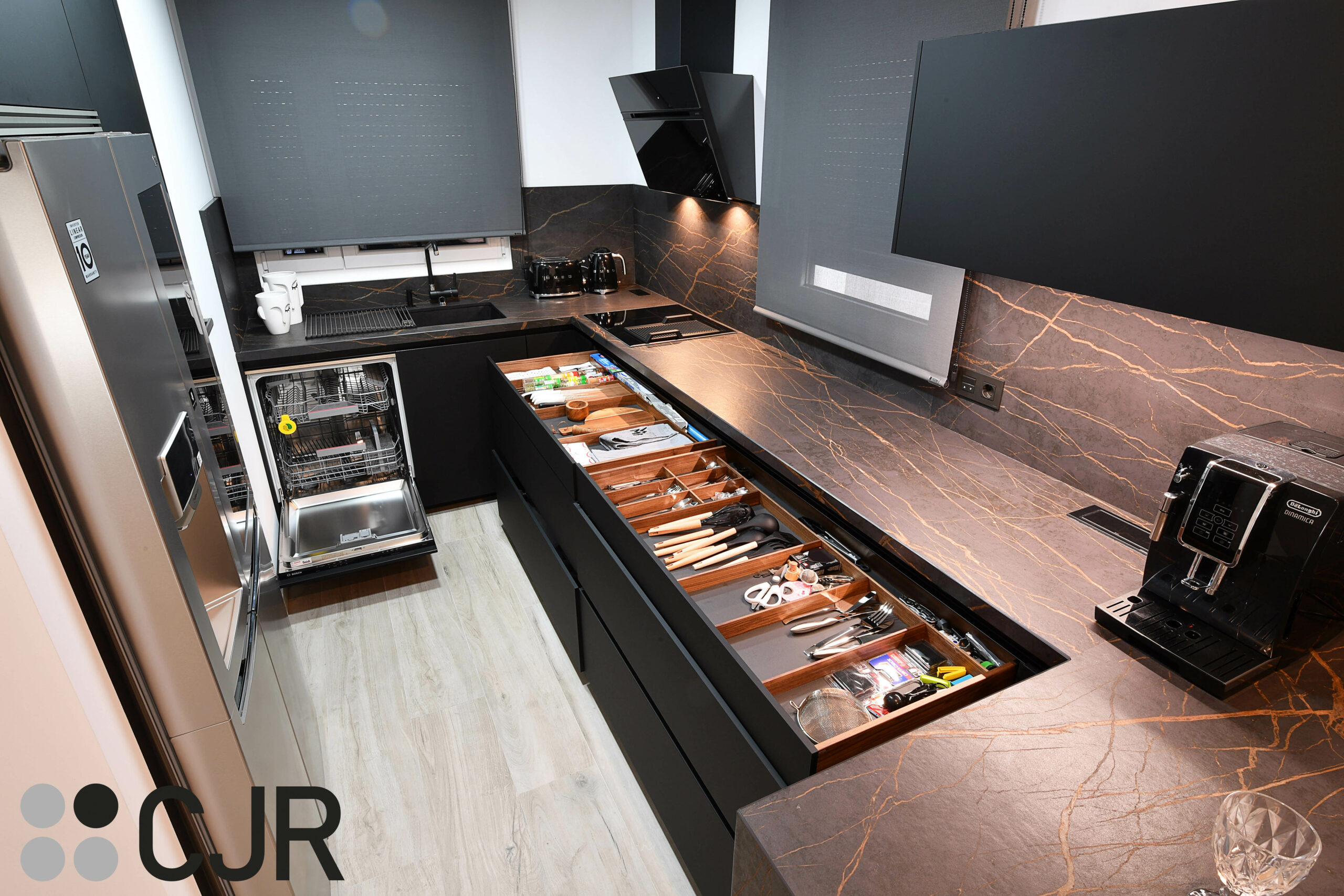 muebles bajos de cocina negra con interior en madera cjr