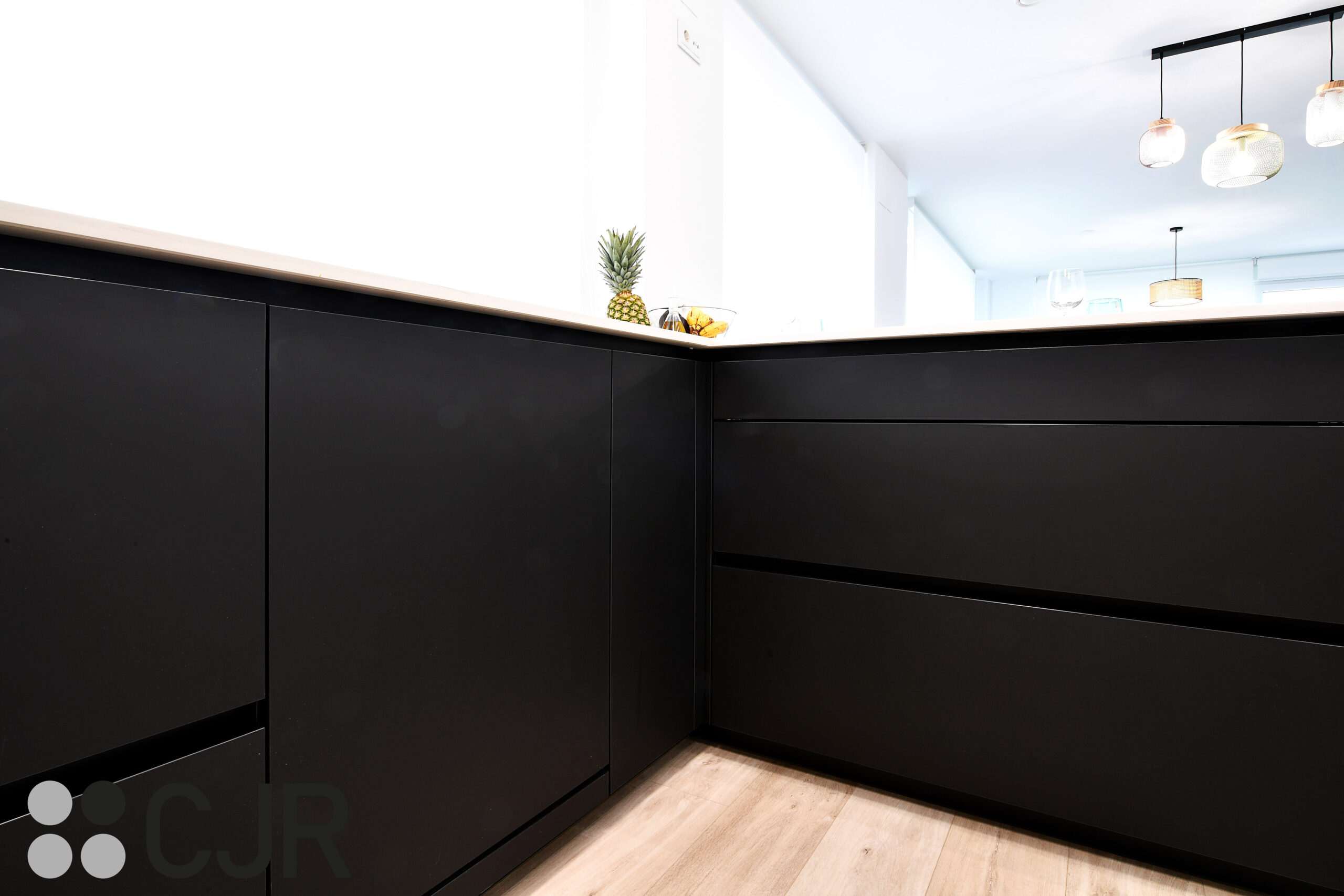 muebles bajos en color negro en cocina madera cjr