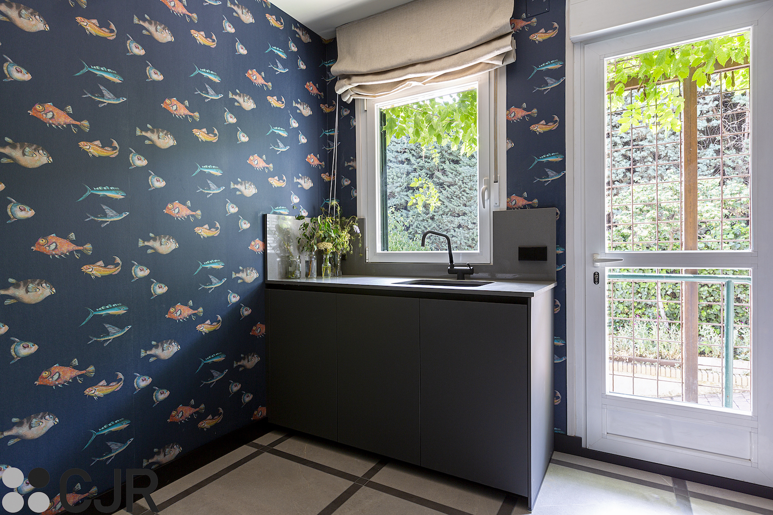 zona office con papel pintado peces y mueble fregadero en gris cjr