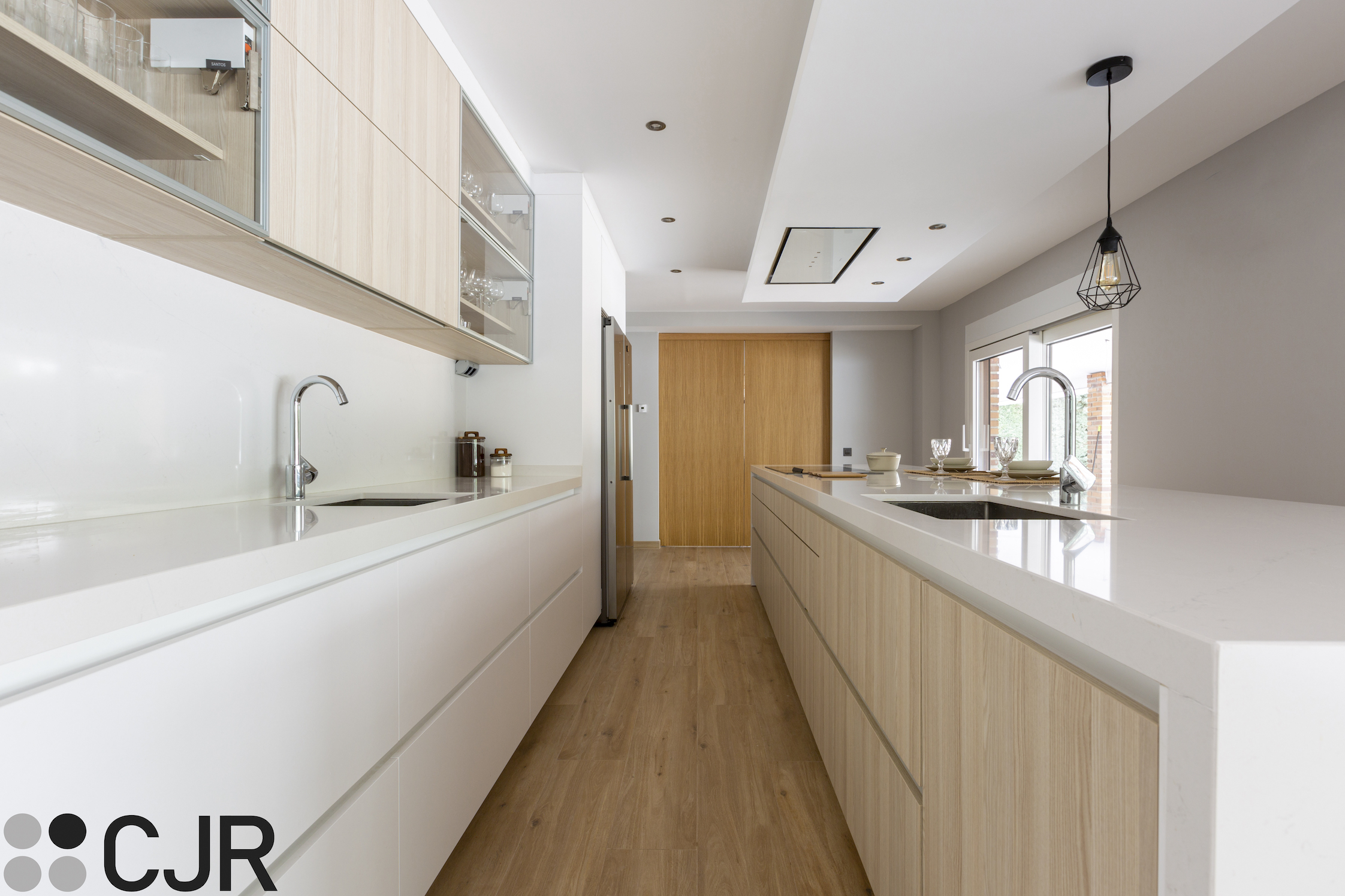 cocina alargada en madera y blanco con estilo nordico cjr