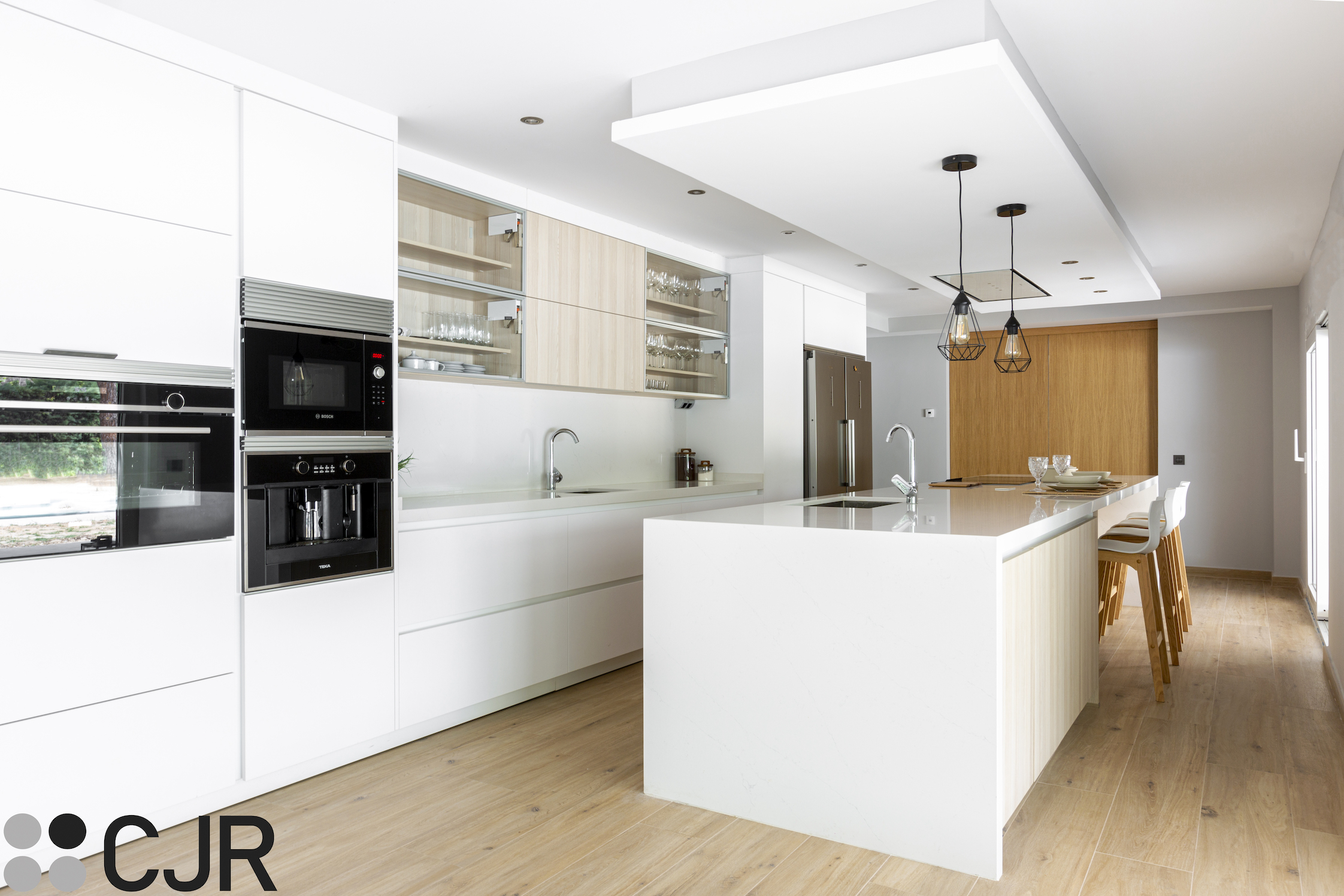 cocina alargada moderna nordica blanca y madera con isla grande cjr