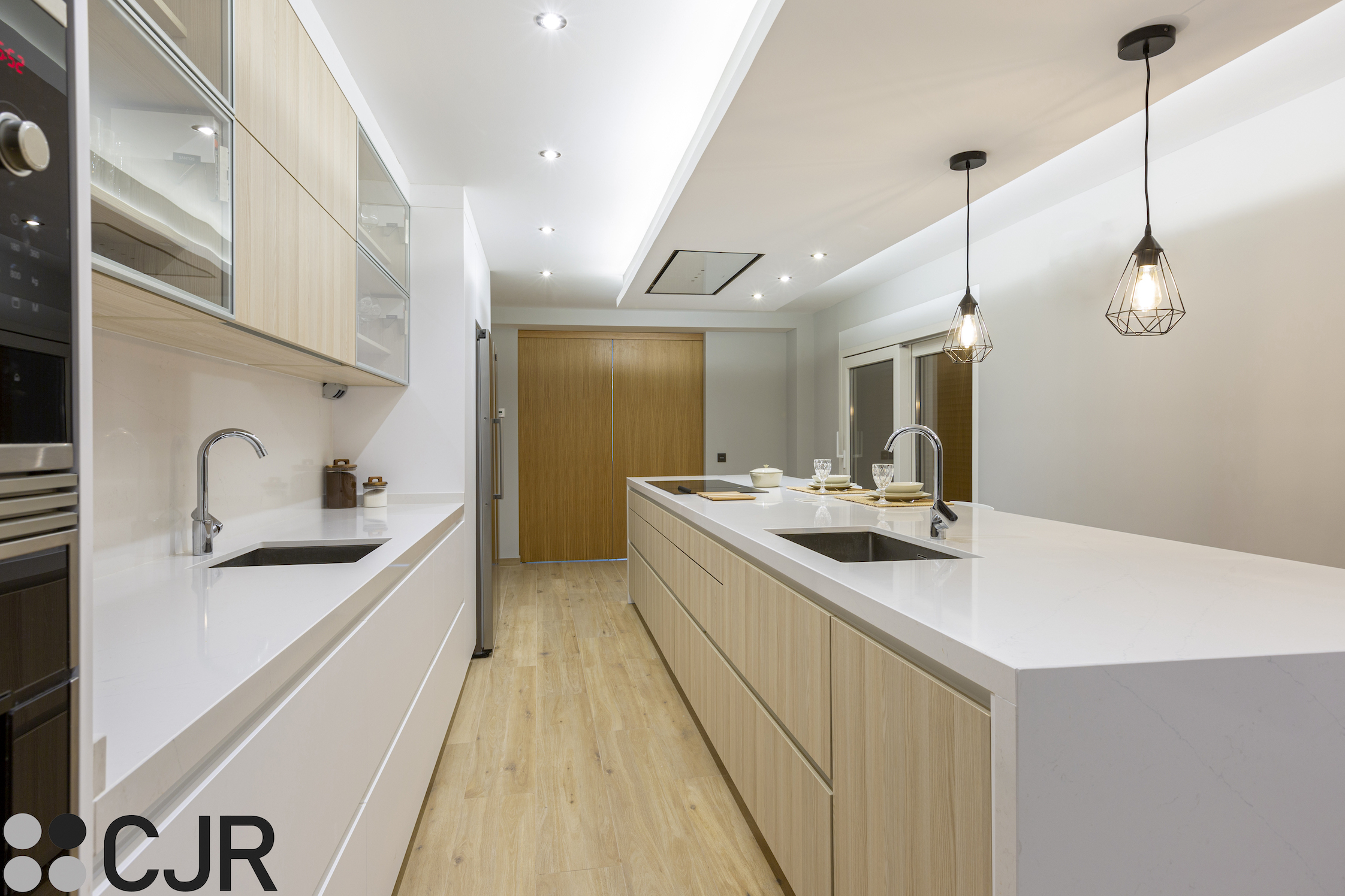 cocina moderna alargada en blanco y madera nordica cjr