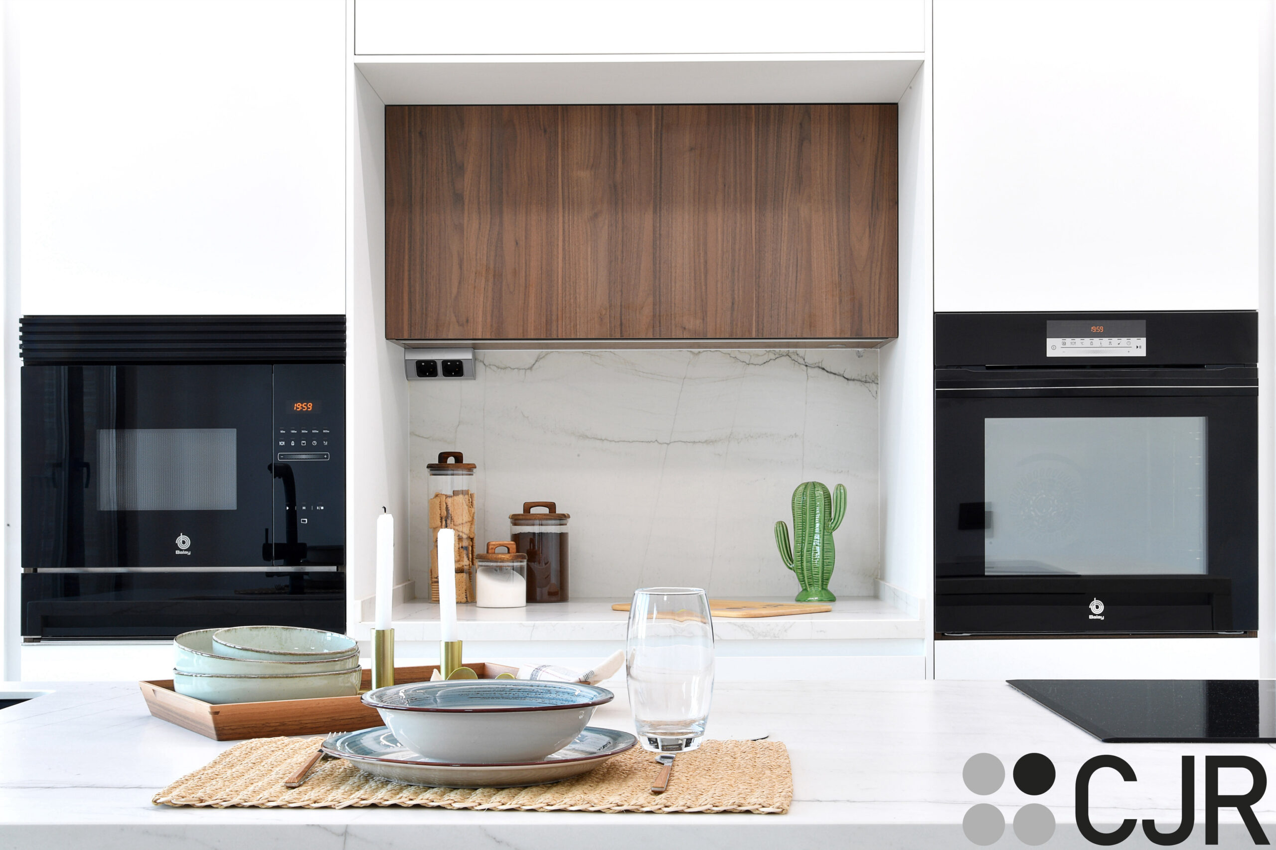 cocina moderna blanca con desayunador estilo cocina puente cjr