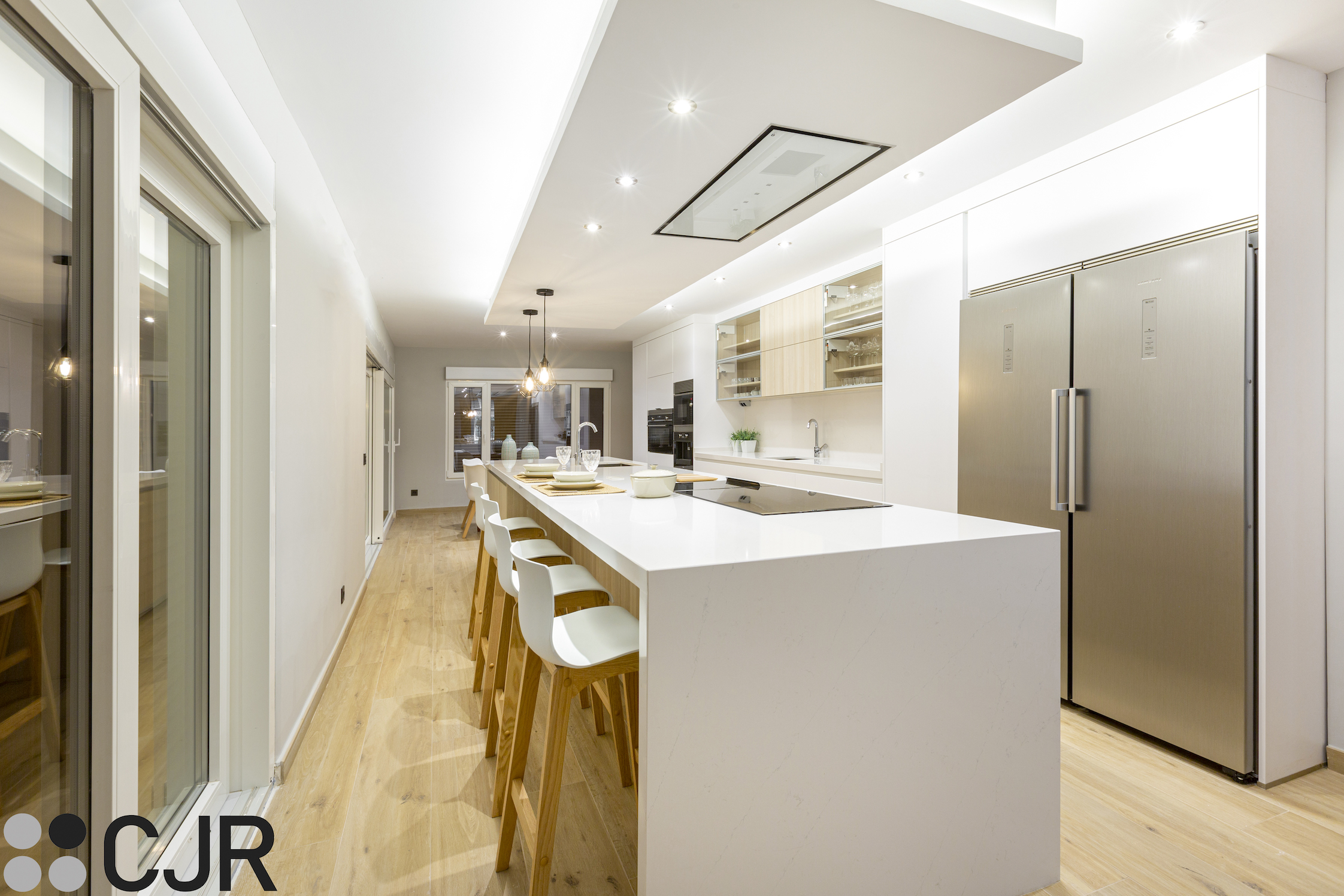 cocina moderna blanca y madera con isla de encimera silestone cjr