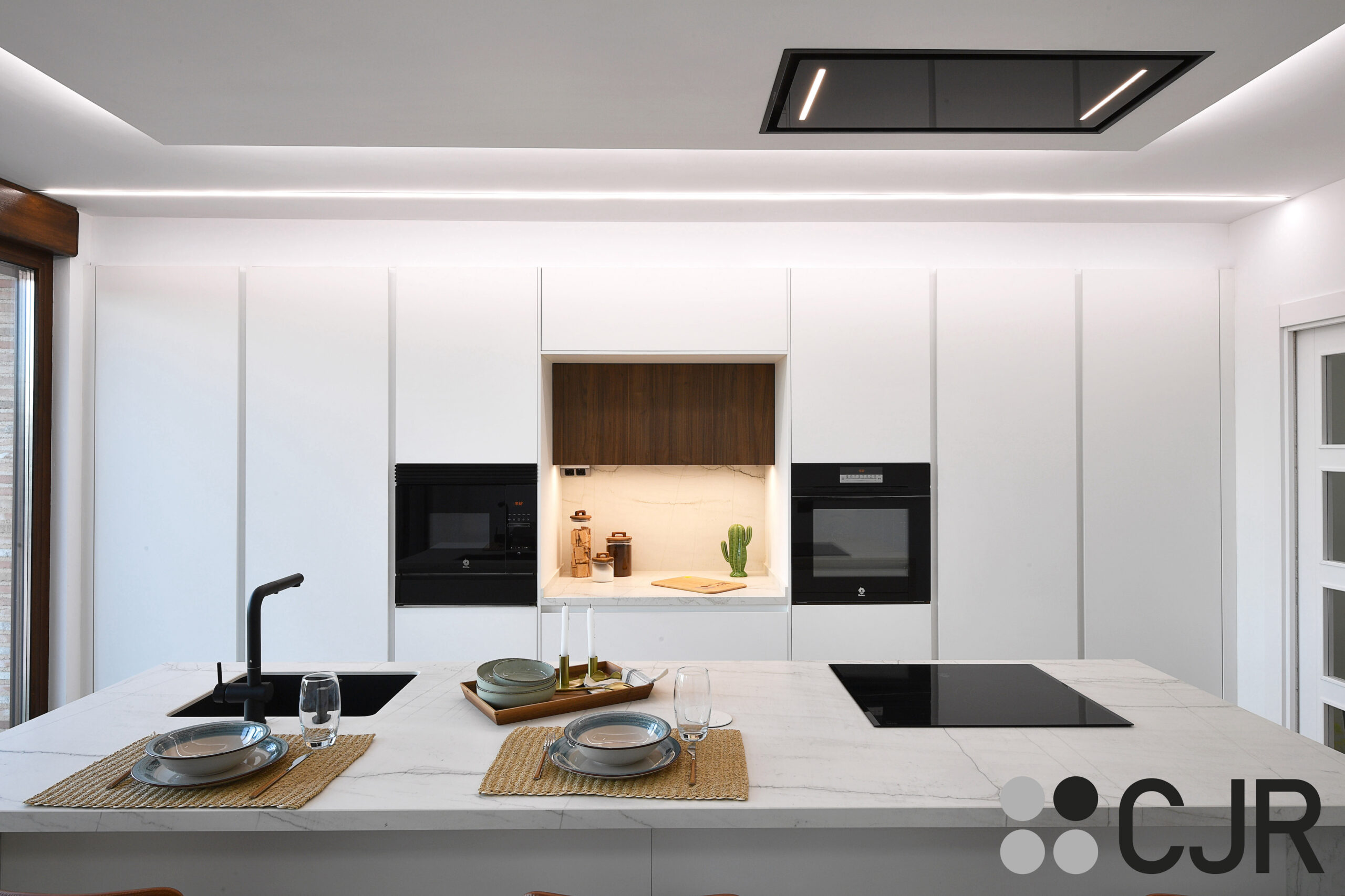 cocina moderna con isla blanca mate y encimera neolith montblanc cjr