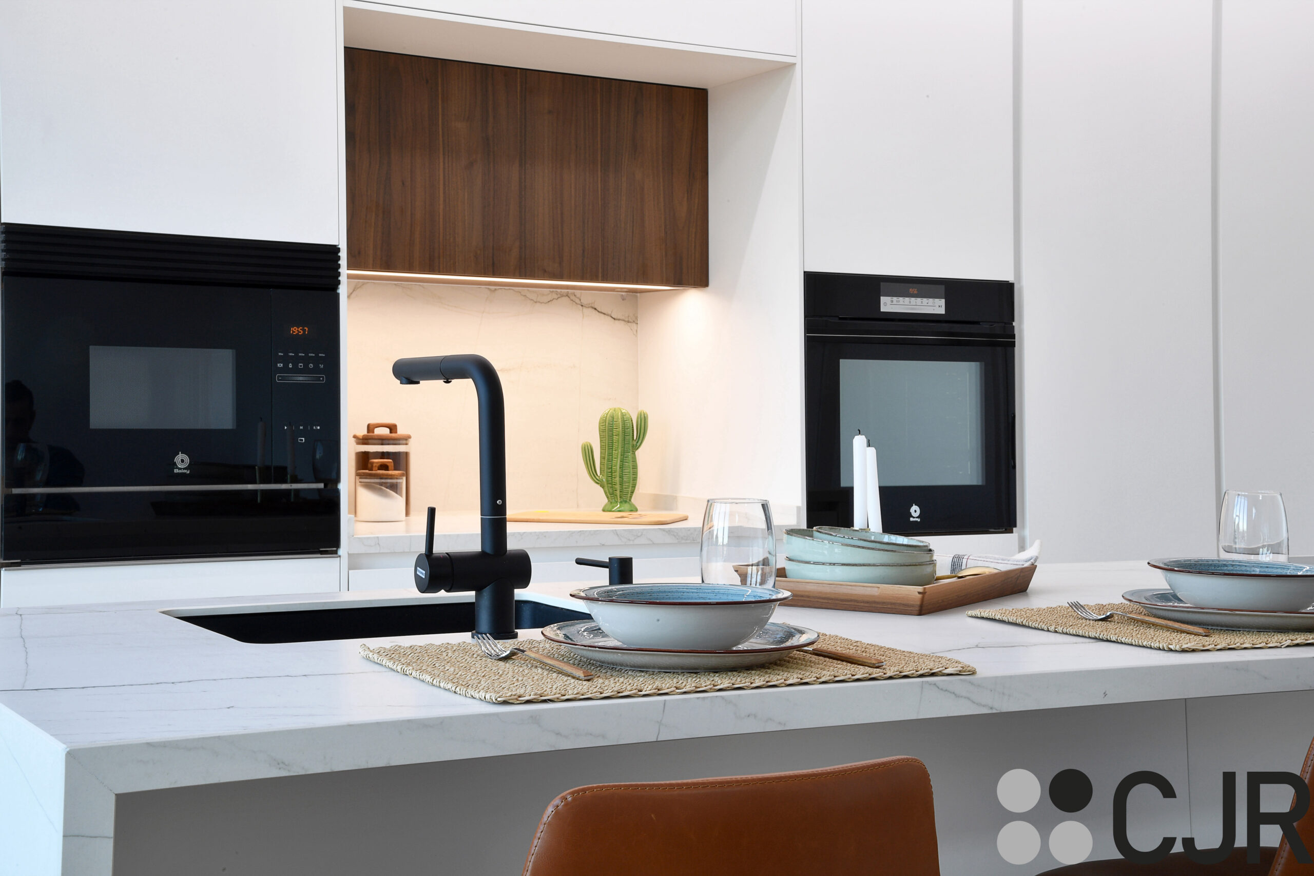 cocina moderna con isla en neolith montblanc y barra de cocina cjr