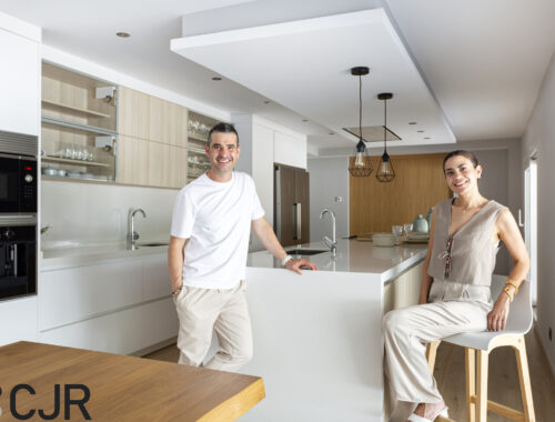 daniel colino y estela en cocina moderna blanca y madera nordica con isla grande cjr