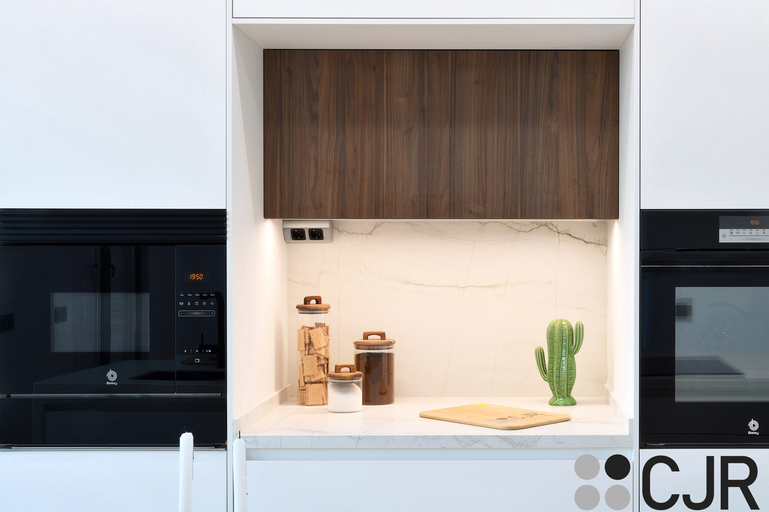 desayunador de cocina con iluminacion estilo cocina puente con mueble alto de madera nogal cjr