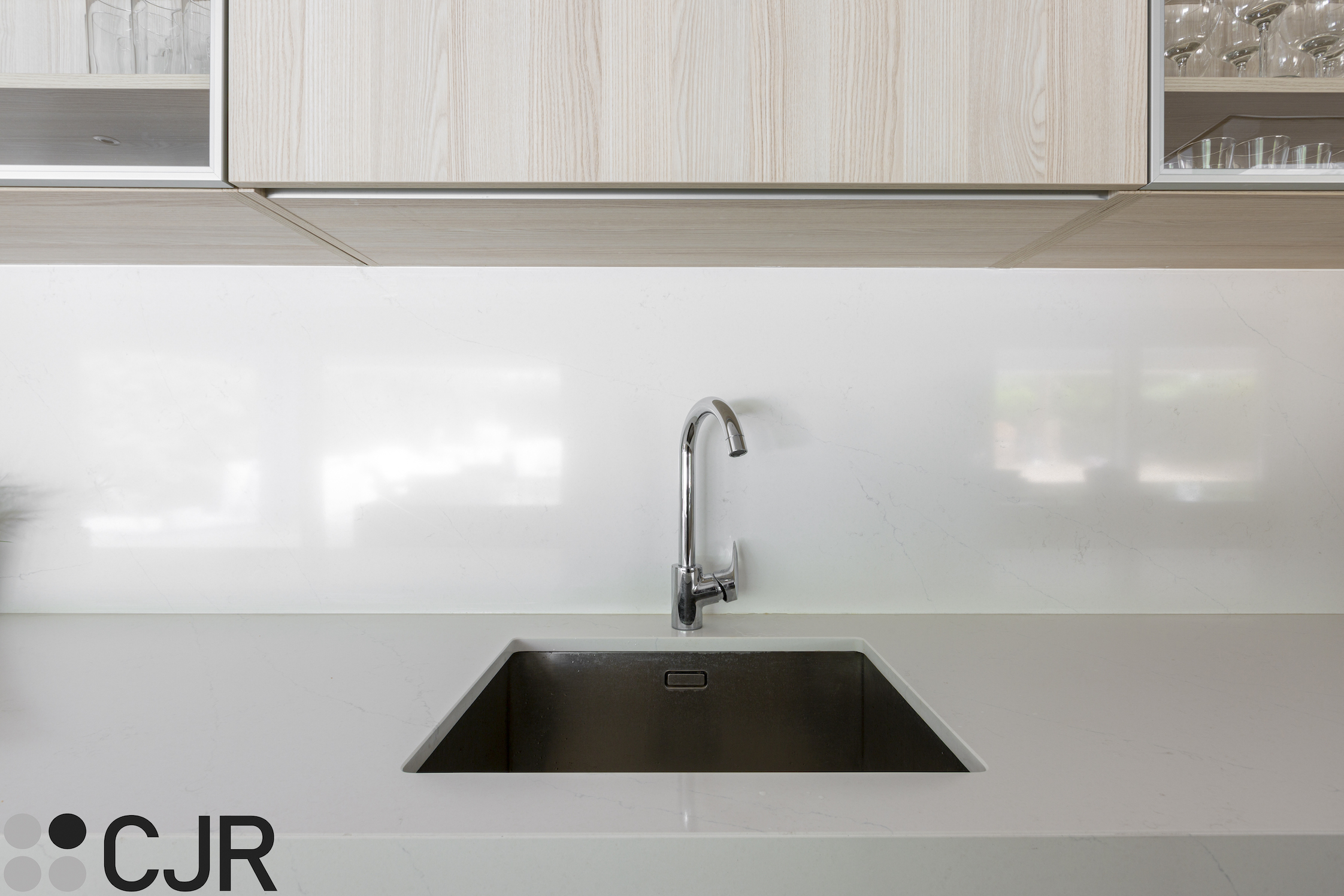 grifo y fregadero en inox bajo encimera de silestone cjr