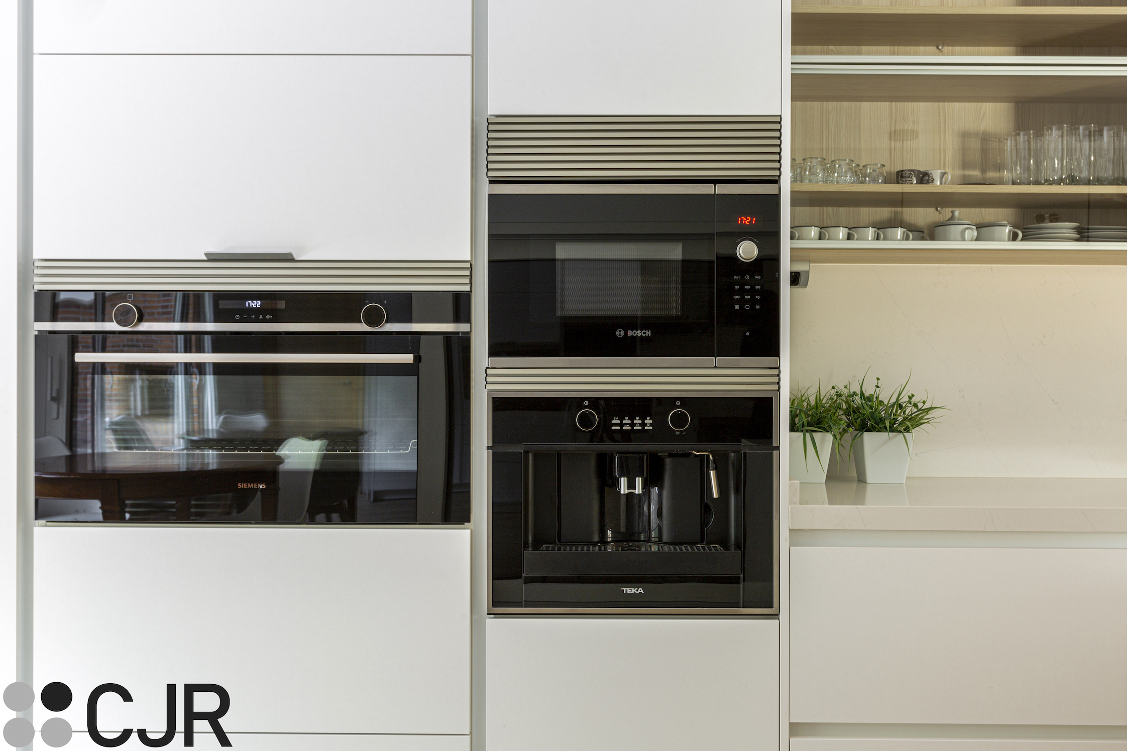 torres de cocina en blanco con electrodomesticos en negro cristal cjr