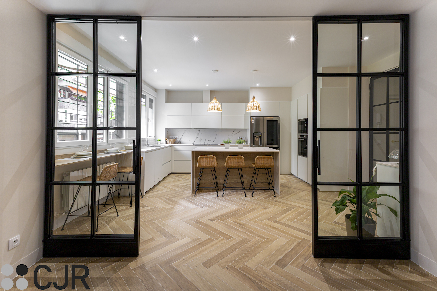 cocina abierta al salon con puerta corredera en hierro lacado negro y cristal cjr