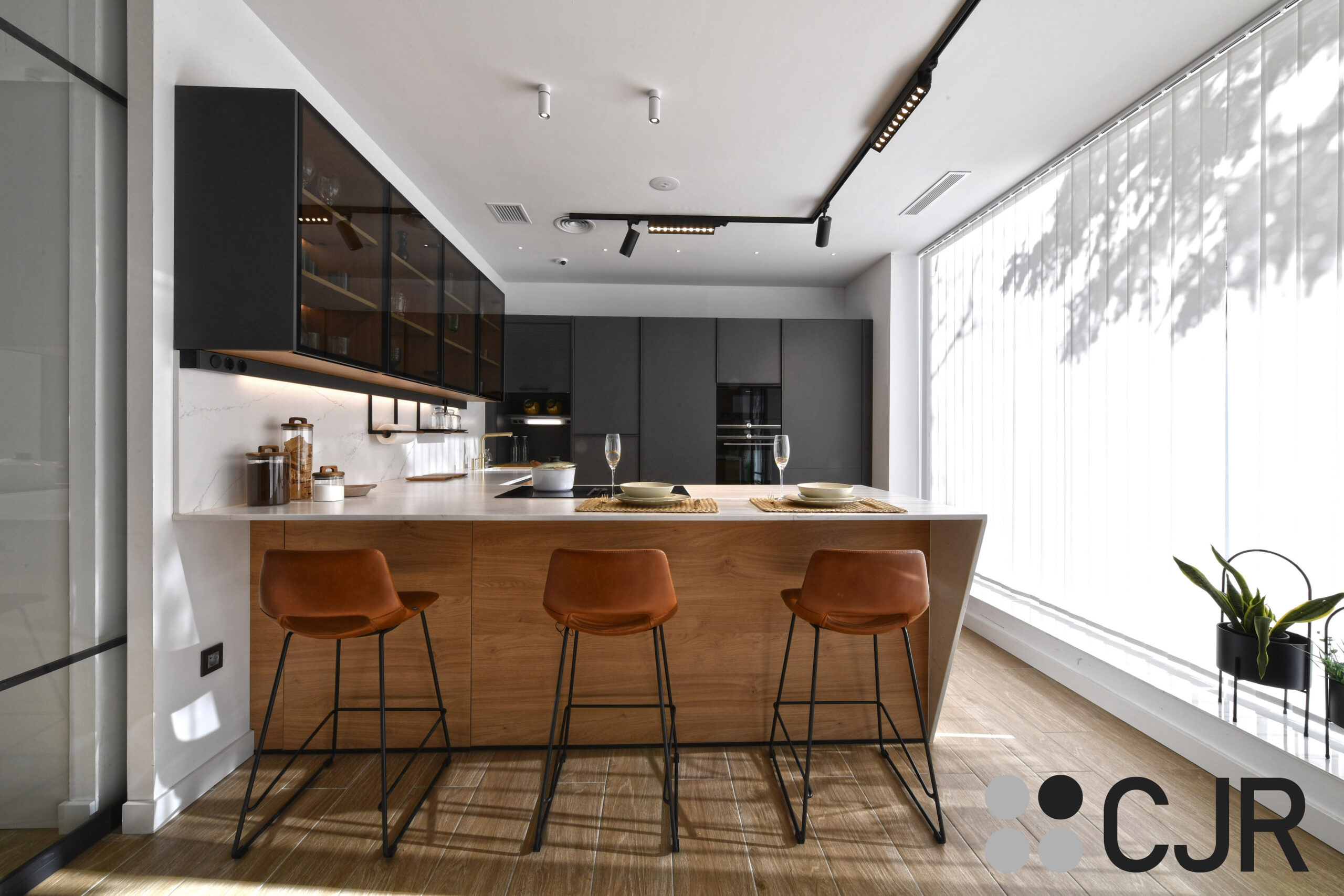 cocina abierta gris y madera con peninsula cjr