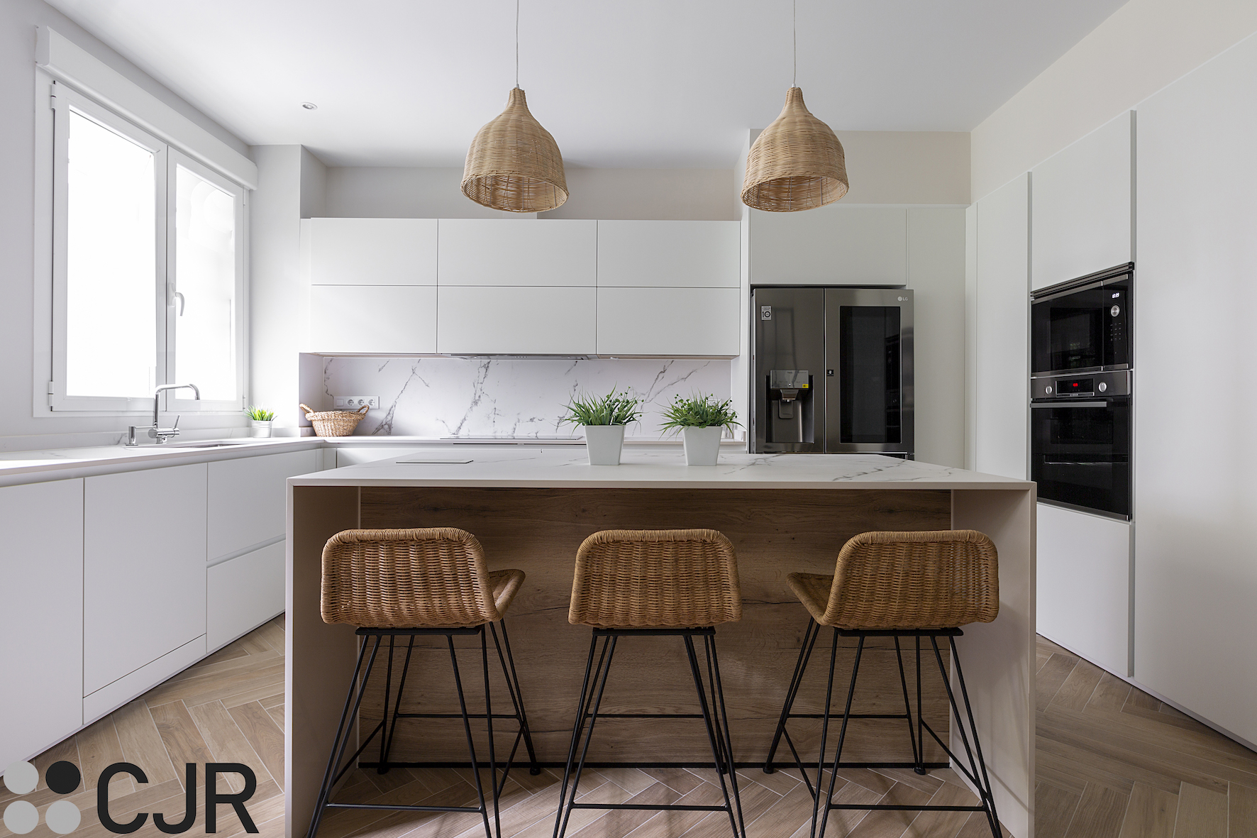 cocina blanca mate con isla central en dekton kairos cjr