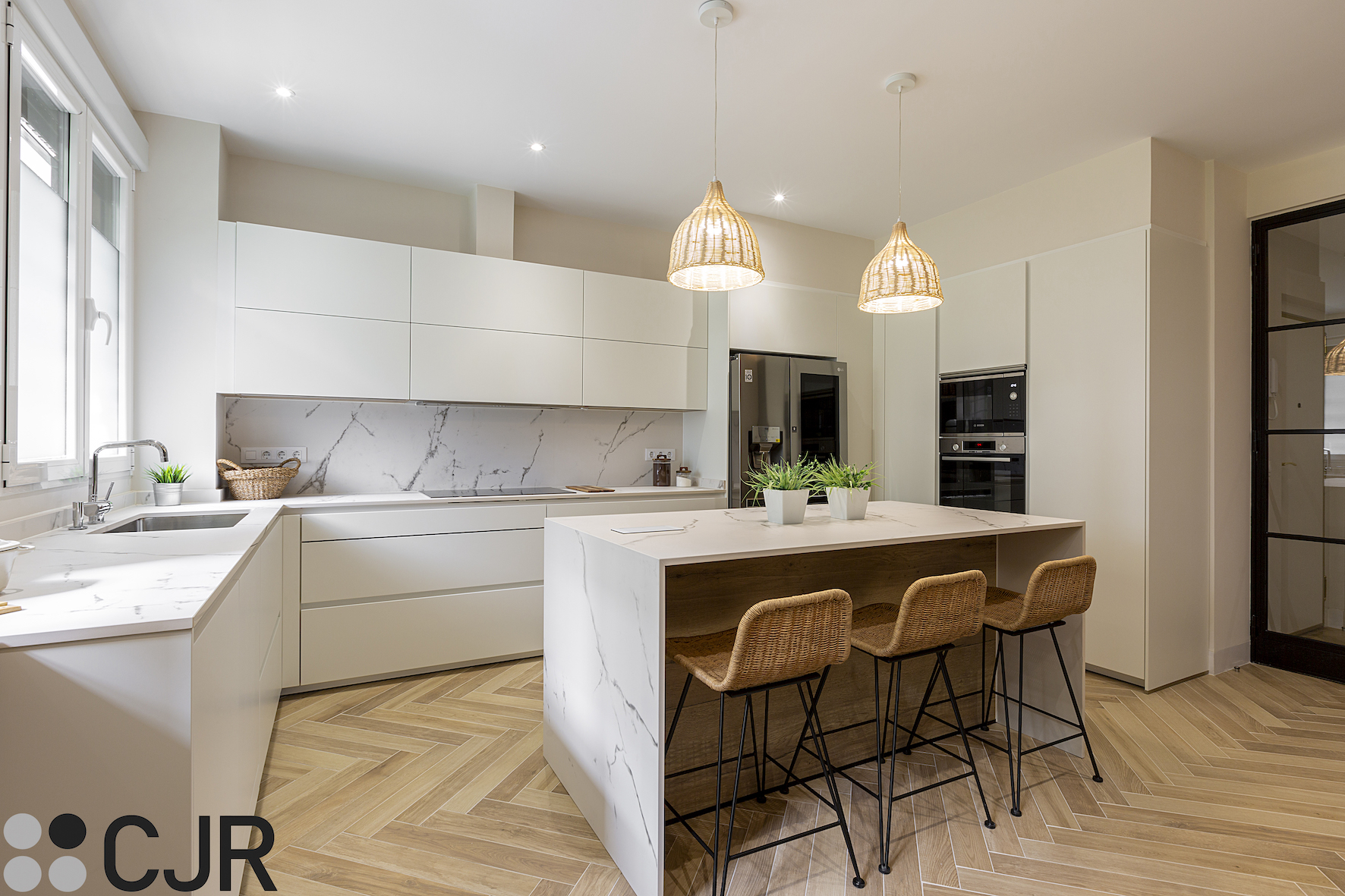 cocina blanca mate con isla central en dekton kairos y madera cjr