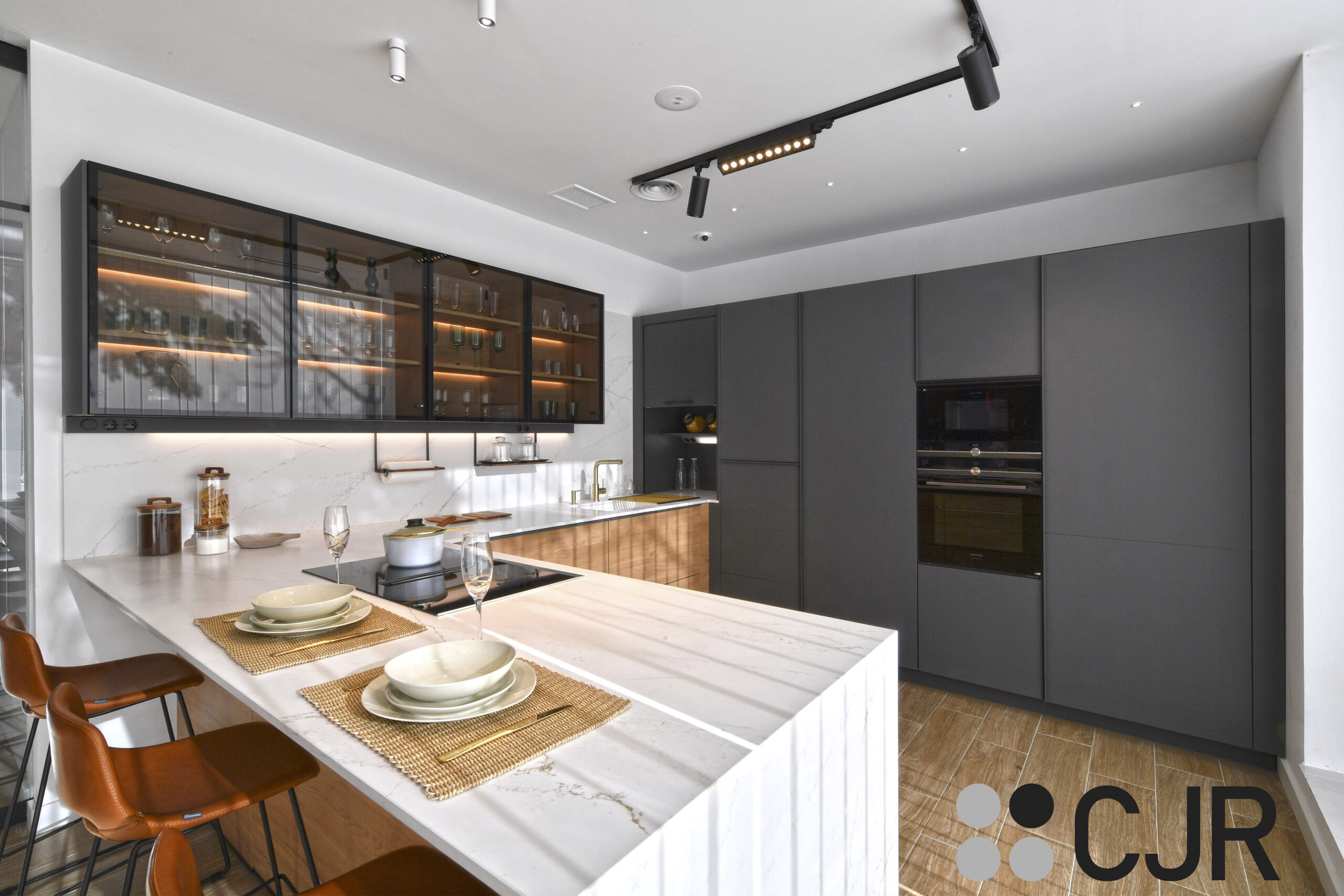 cocina gris y madera abierta con peninsula cjr