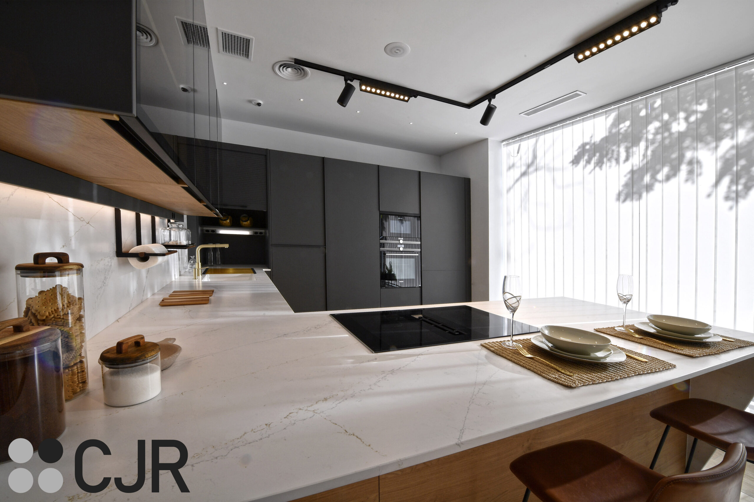 cocina moderna con peninsula en silestone cjr